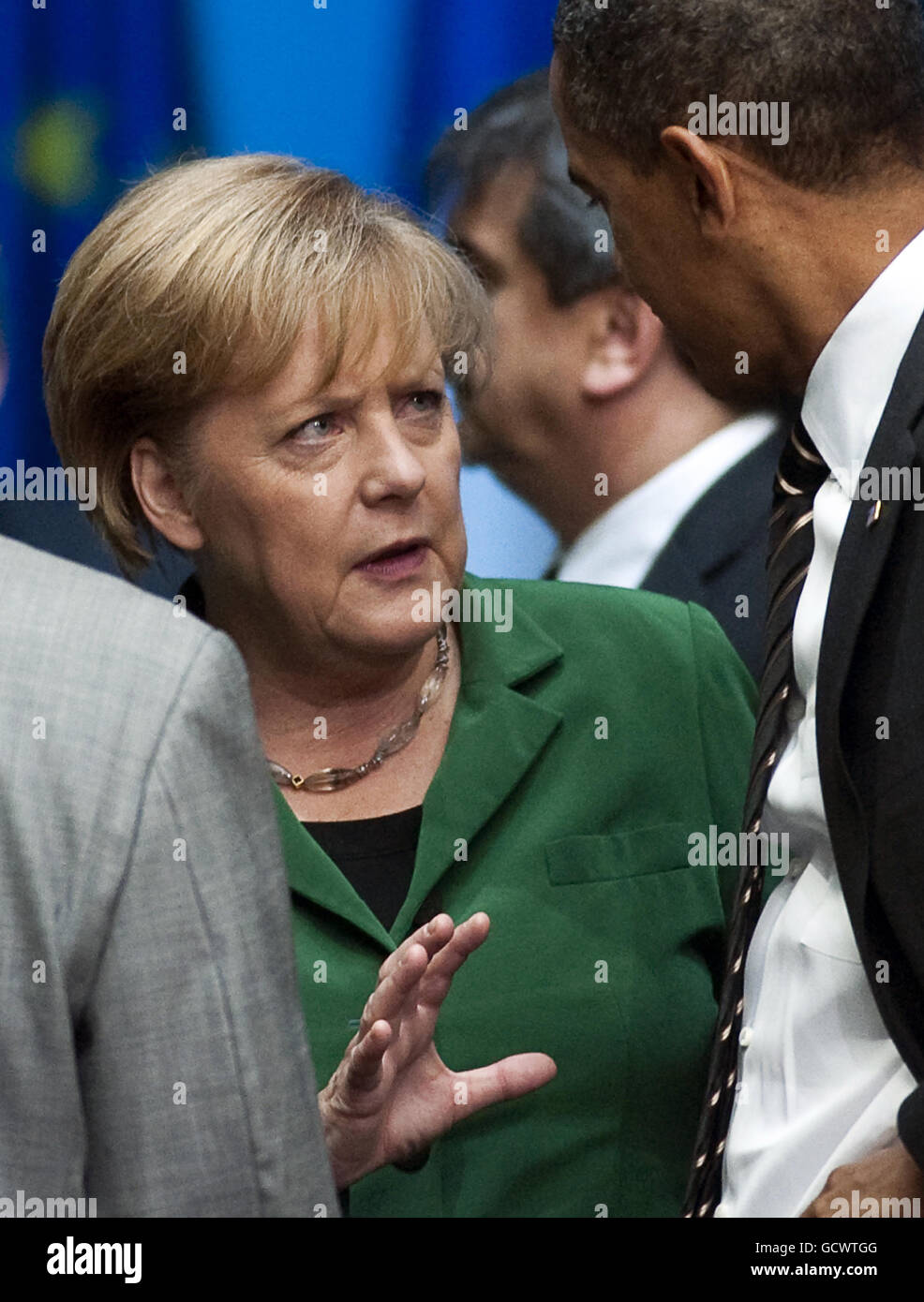 La cancelliera tedesca Angela Merkel (sinistra) parla con il presidente americano Barack Obama al vertice del G20 a Seul, Corea del Sud. Foto Stock