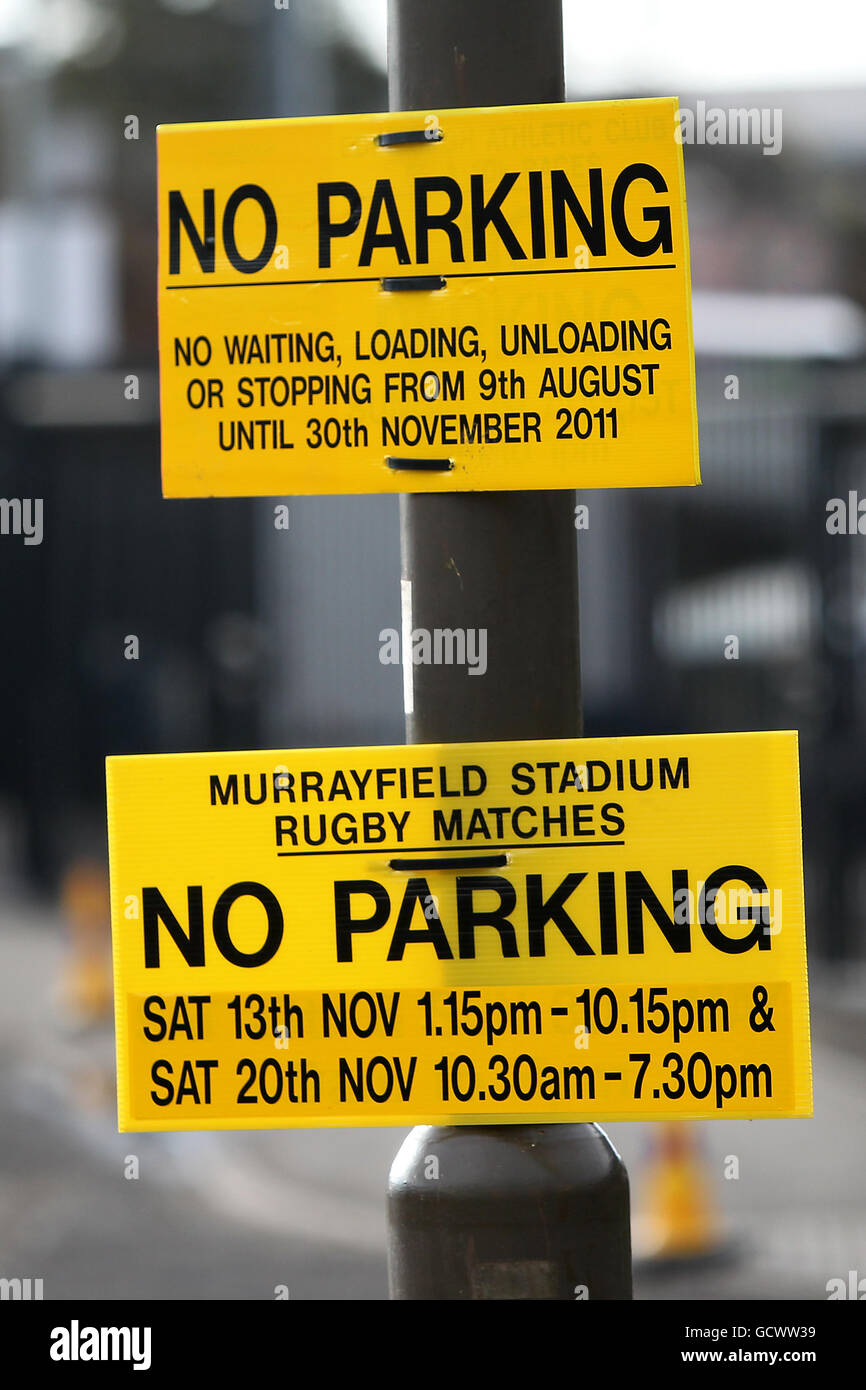 Rugby Union - 2010 EMC Autumn Test - Scozia / Nuova Zelanda - Murrayfield. Vista generale di No Parking insegne fuori di Murrayfield Foto Stock