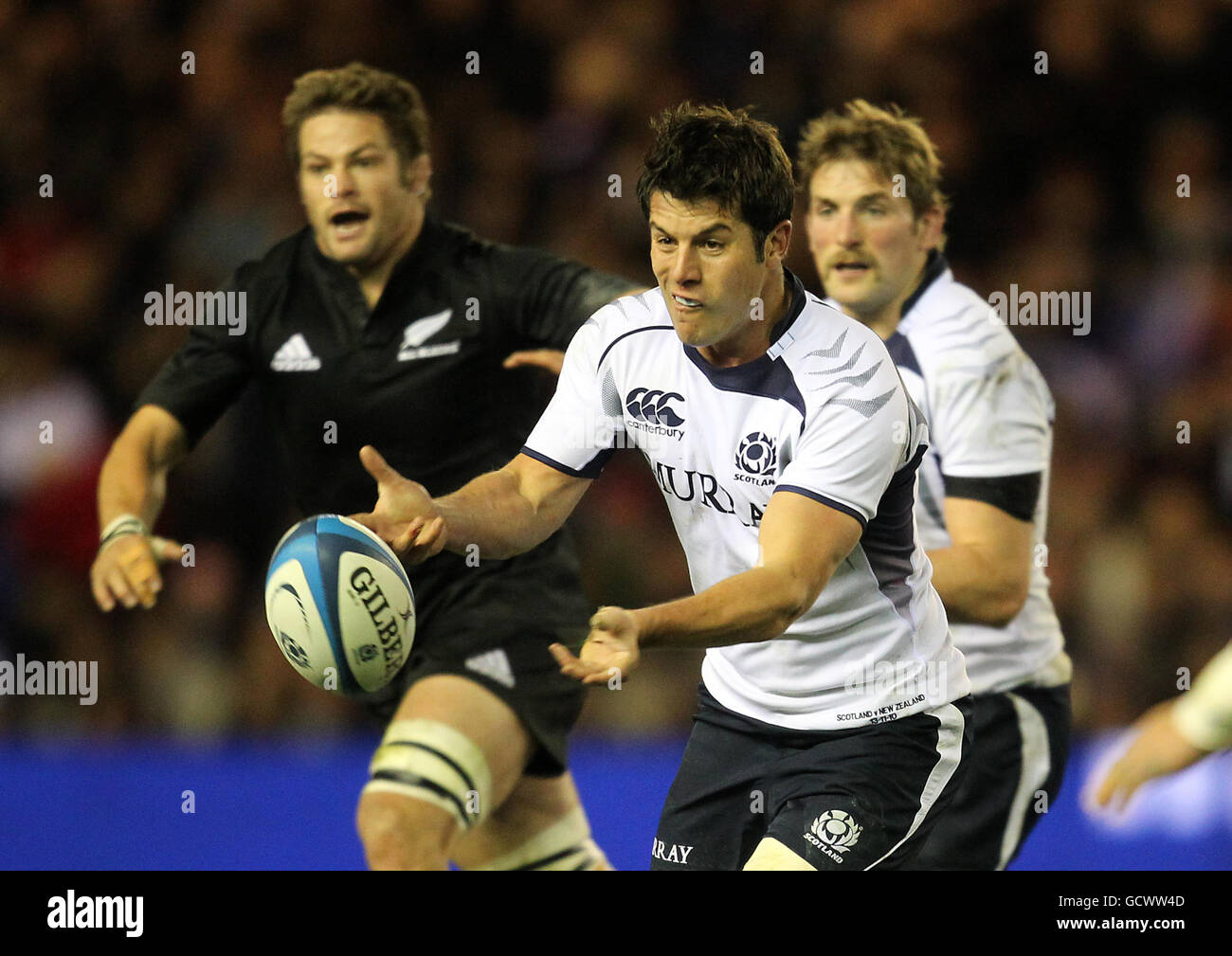 Rugby Union - 2010 EMC Autumn Test - Scozia / Nuova Zelanda - Murrayfield. Hugo Southwell della Scozia in azione contro la Nuova Zelanda Foto Stock