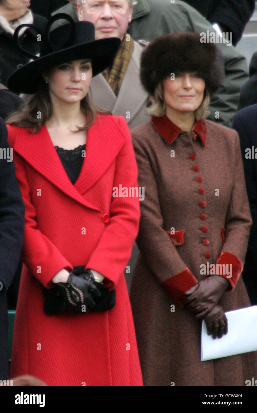 La fidanzata del principe William Kate Middleton (l) con sua madre Carole al campo della parata al Royal Military College, Sandhurst, per l'odierna parata del Sovrano. Foto Stock