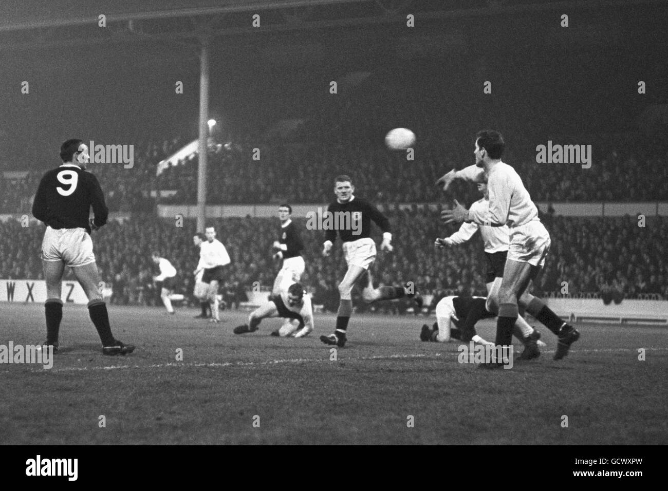 Il custode scozzese Jim Cruickshank tira fuori la palla durante l'azione nella commemorativa partita a White Hart Lane per l'ex giocatore scozzese Tottenham John White, che ha colpito da fulmini e ucciso. Foto Stock