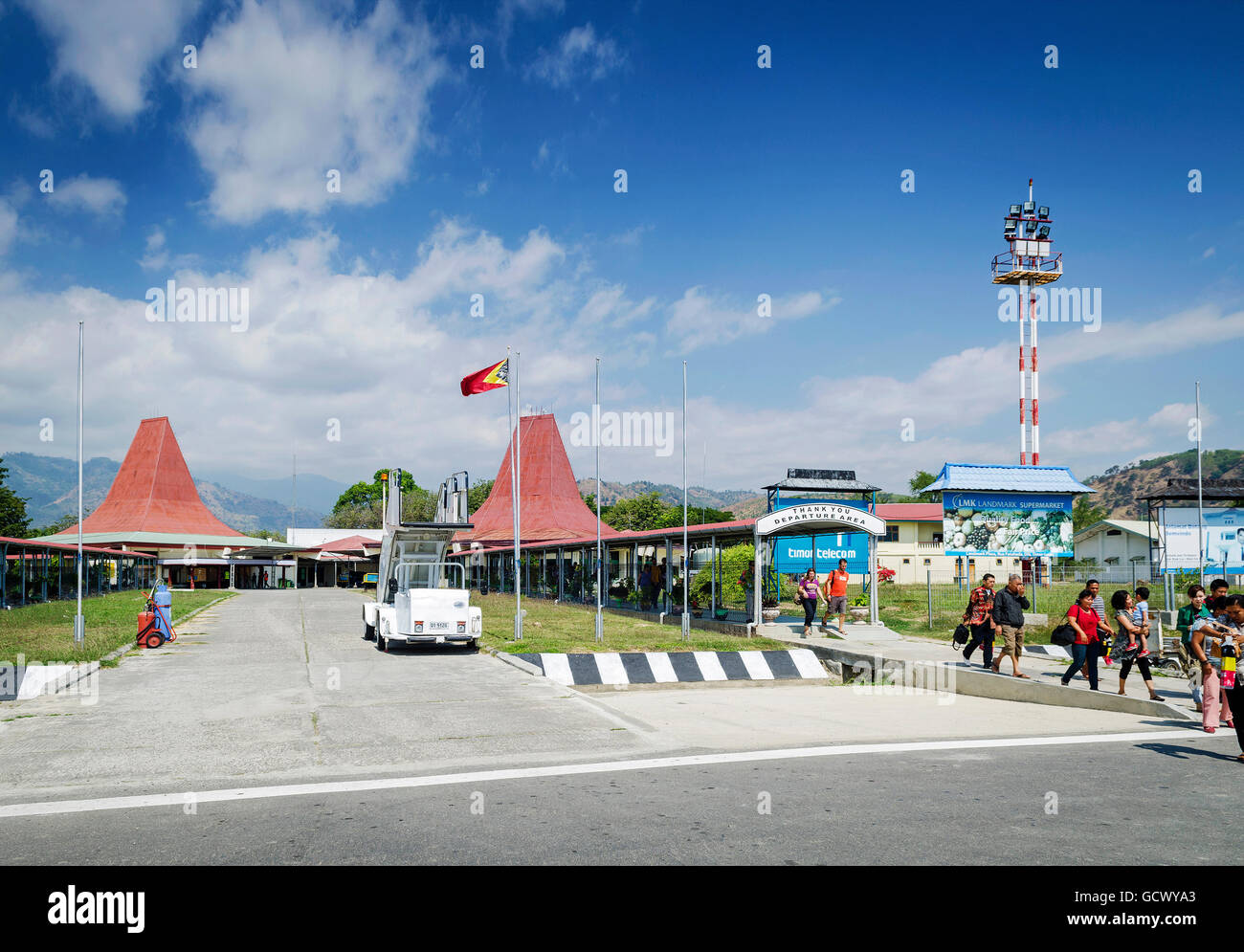 I passeggeri di salire a bordo a nicolau lobito aeroporto internazionale esterno a Dili Timor orientale Foto Stock