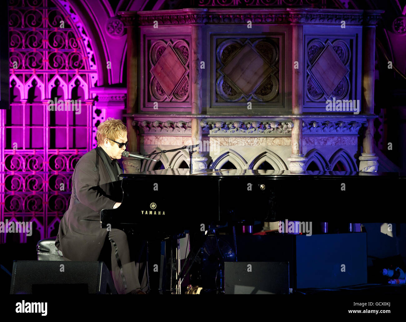 Elton John esegue un concerto speciale per Absolute radio, presso la Union Chapel di Islington, North London. Foto Stock