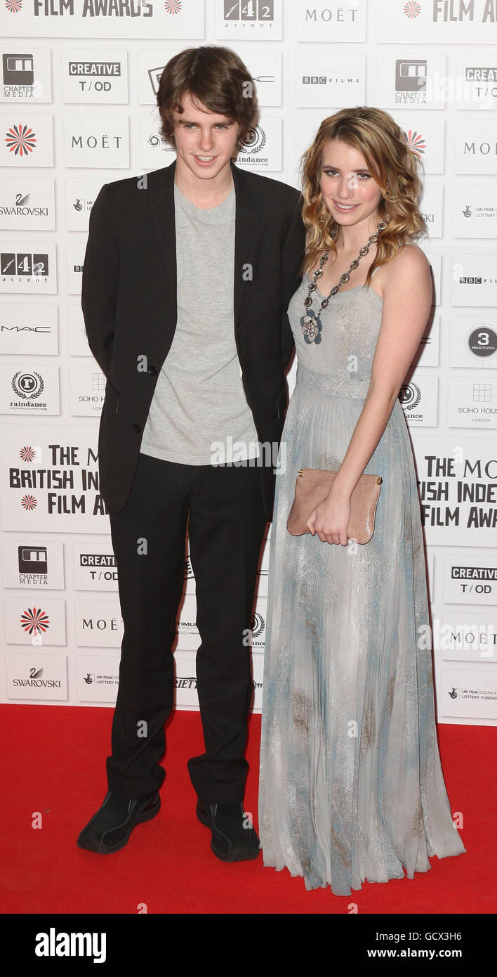 Gli attori Freddie Highmore ed Emma Roberts arrivano al Moet British Independent Film Awards all'Old Billingsgate Market nel centro di Londra. Foto Stock