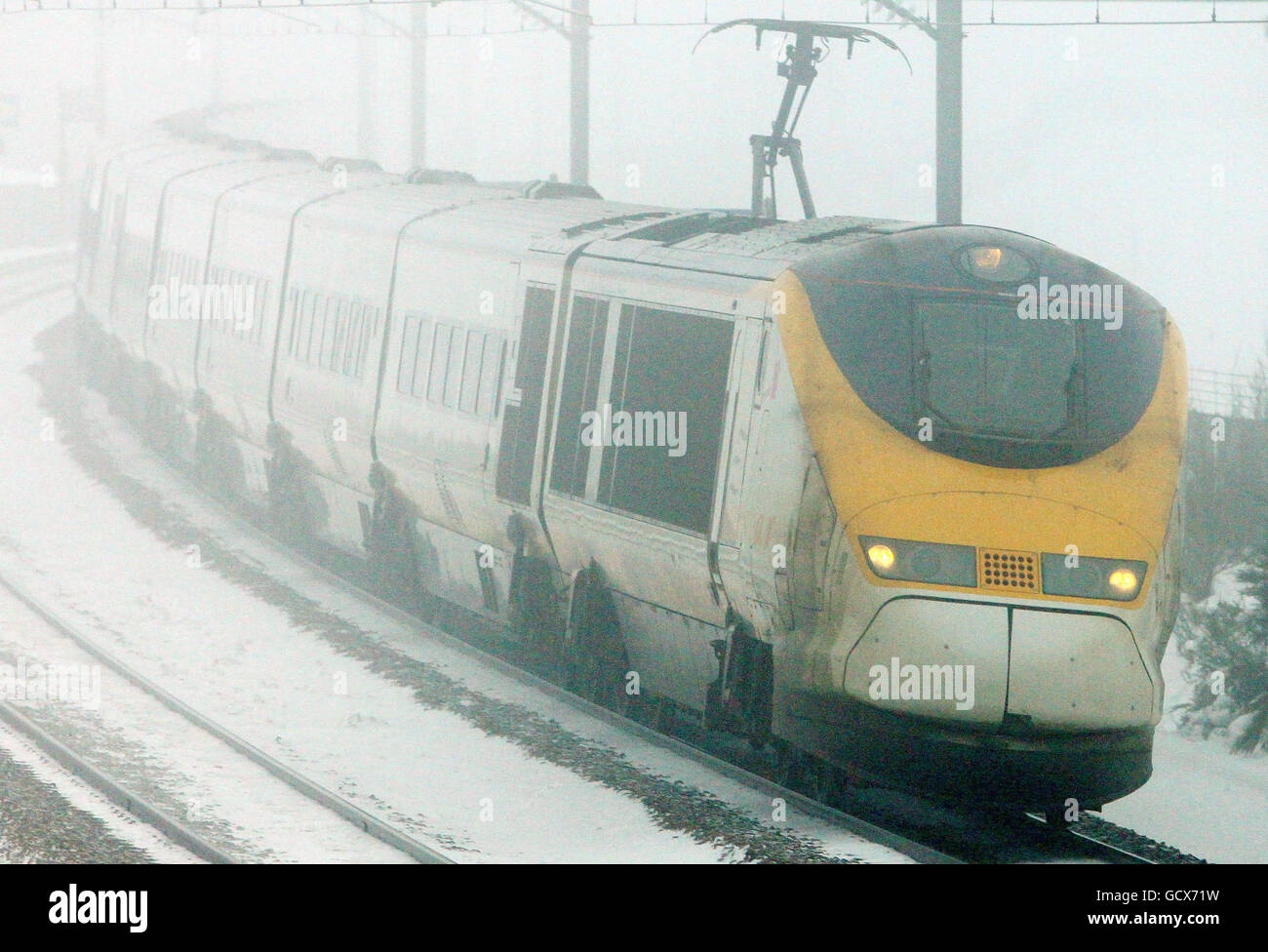 Un treno Eurostar attraversa la neve e la nebbia a Charing, Kent, in viaggio verso l'Europa, mentre i ritardi causati dal maltempo continuano. Foto Stock