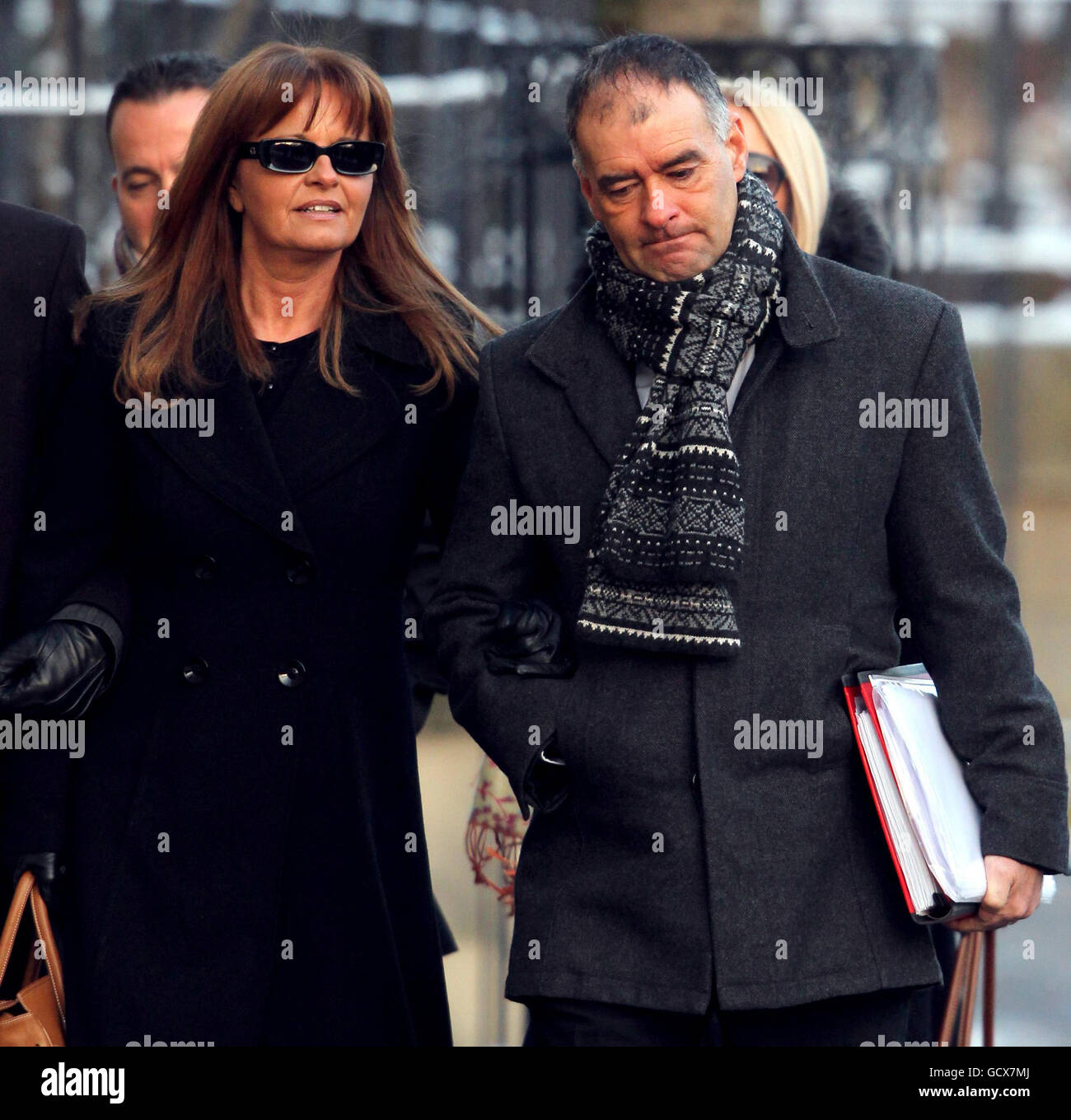 Tommy e Gail Sheridan arrivano alla High Court di Glasgow, dove Sheridan è accusato di aver mentito sotto giuramento durante la sua efficace azione di diffamazione contro il giornale News of the World del 2006. Foto Stock