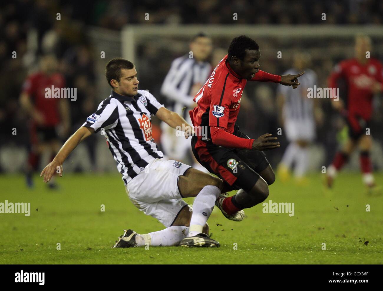 Calcio - Barclays Premier League - West Bromwich Albion / Blackburn Rovers - The Hawthorns. Gabriel Tamas di West Bromwich Albion fouls Blackburn Rovers' Mame Diouf dando come risultato una carta rossa Foto Stock