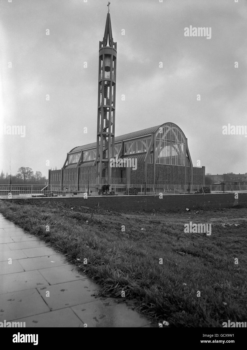 Edifici e monumenti, Stevenage. L'insolita chiesa parrocchiale di San Giorgio, Stevenage. Foto Stock