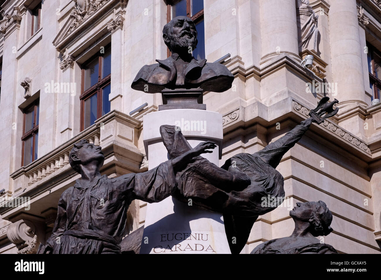 Busto di Eugeniu Carada fondatore della Banca nazionale di Romania di fronte BNR palace la sede della Banca nazionale di Romania situato in Lipscani Street nella città vecchia di Bucarest Romania Foto Stock