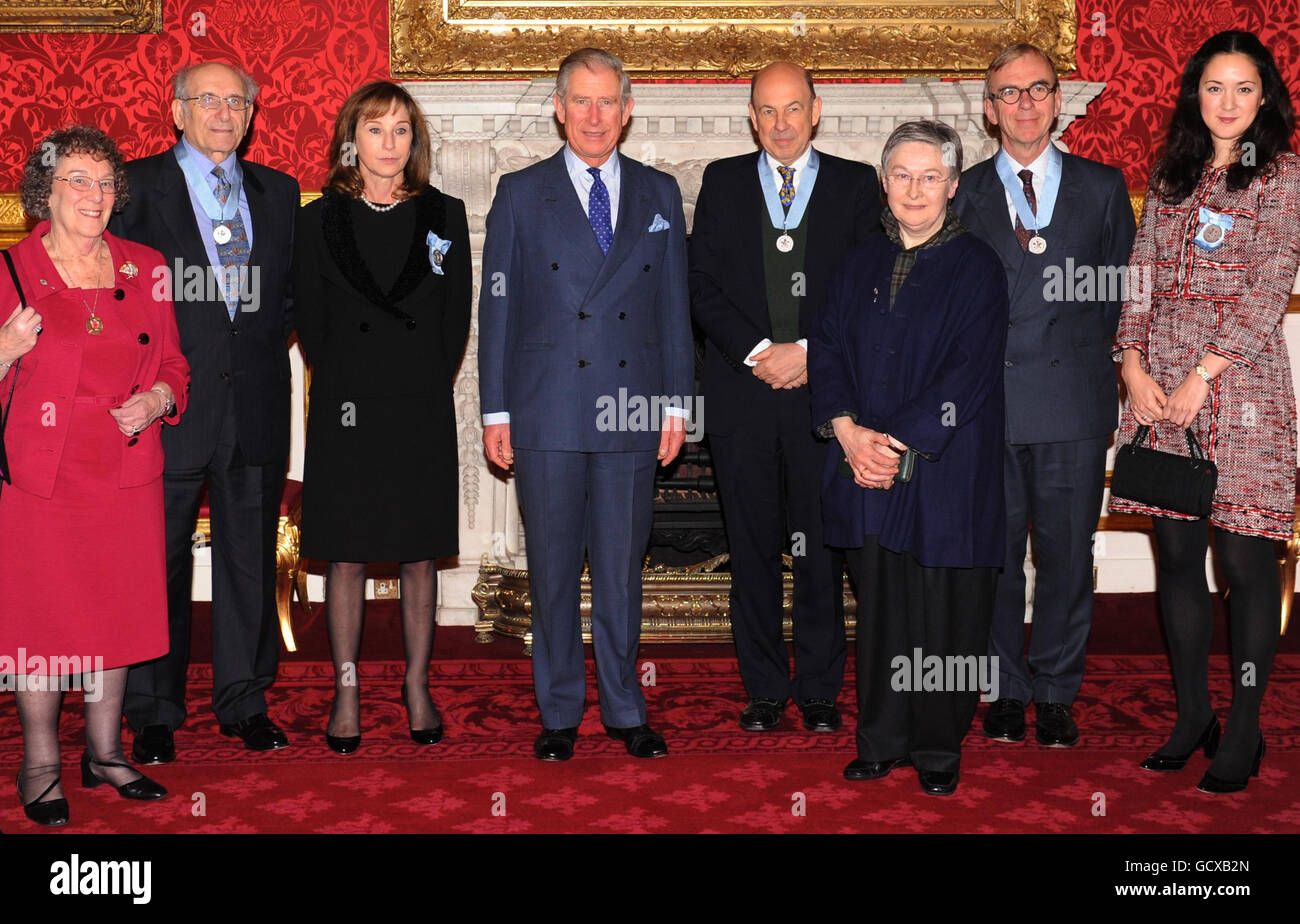 Il Principe del Galles con (da sinistra a destra) Philippa e David Seligman, Laura Wolfson, Anthony e Anne d'Offay, Richard Broyd e Helen Thorpe, che sono stati tutti presentati con medaglie per segnare il loro contributo alle arti e alla filantropia a St James' Palace. Foto Stock