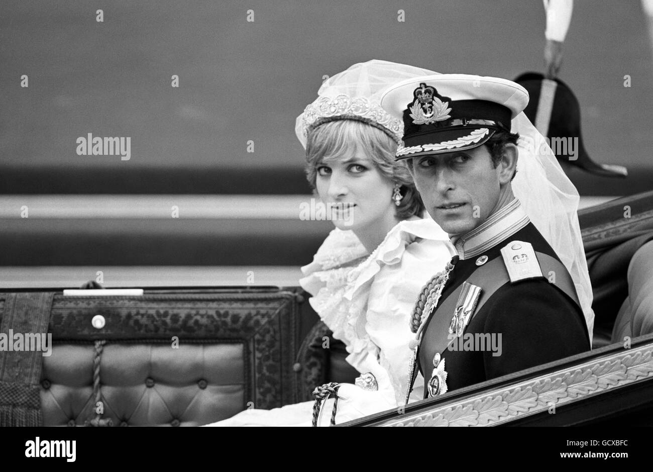 Il Principe e la Principessa di Galles in una carrozza aperta, in attesa di guidare a Buckingham Palace dopo il loro matrimonio. Foto Stock