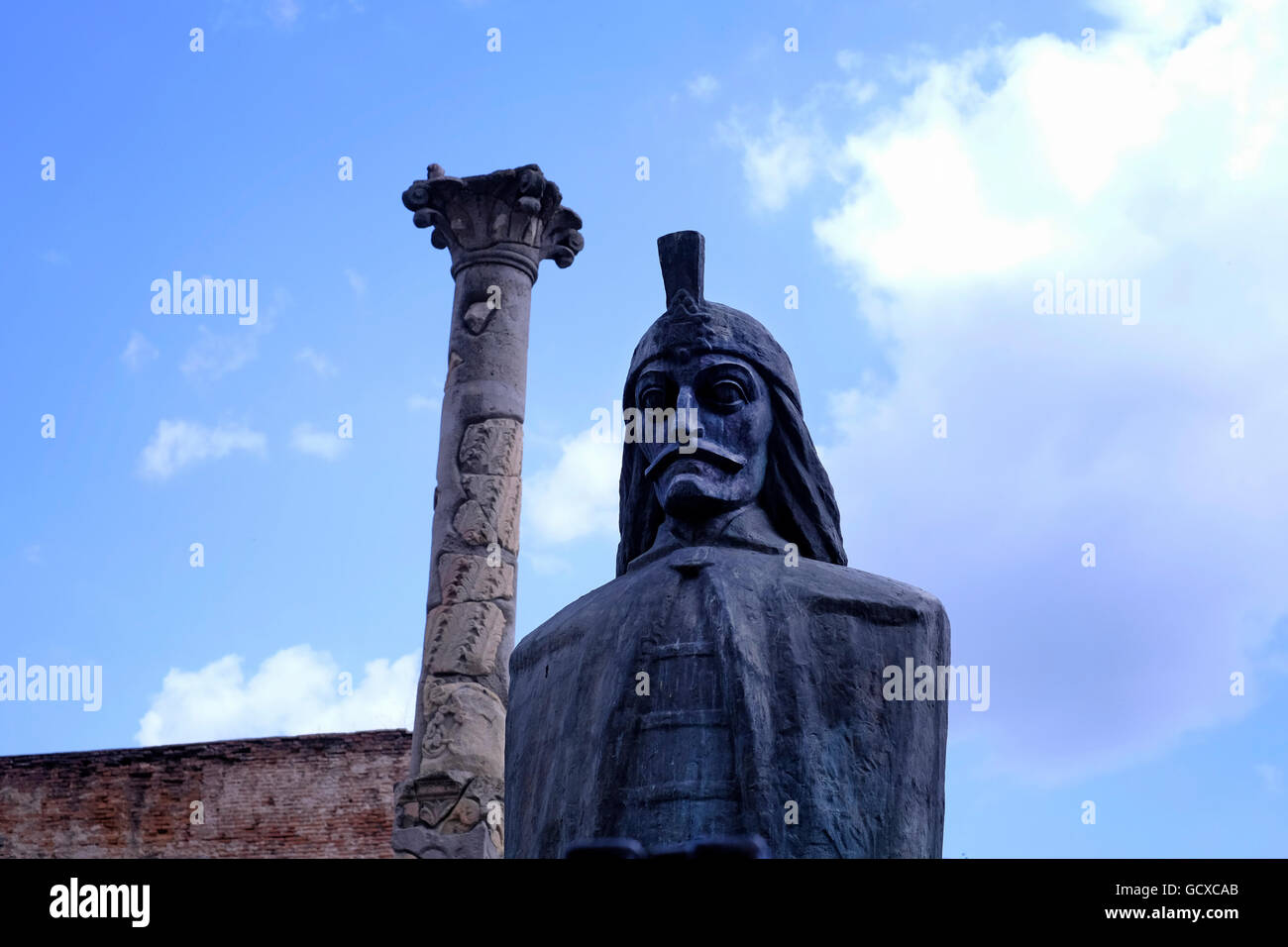 Il busto di Vlad Tepes lungoil rovine di Curtea Veche ( la vecchia corte principesca) costruito come un palazzo o di residenza durante la regola di Vlad III Dracula nel 1459 nel quartiere storico della città vecchia di Bucarest Romania Foto Stock