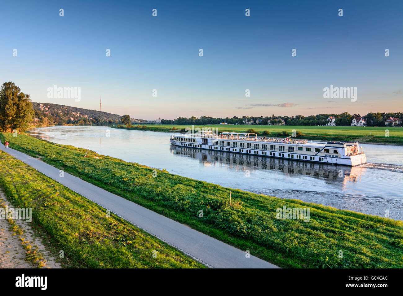 Dresda Fiume Elba con vedute della meraviglia blu il ponte e la nave di crociera Germania Sachsen, Sassonia Foto Stock