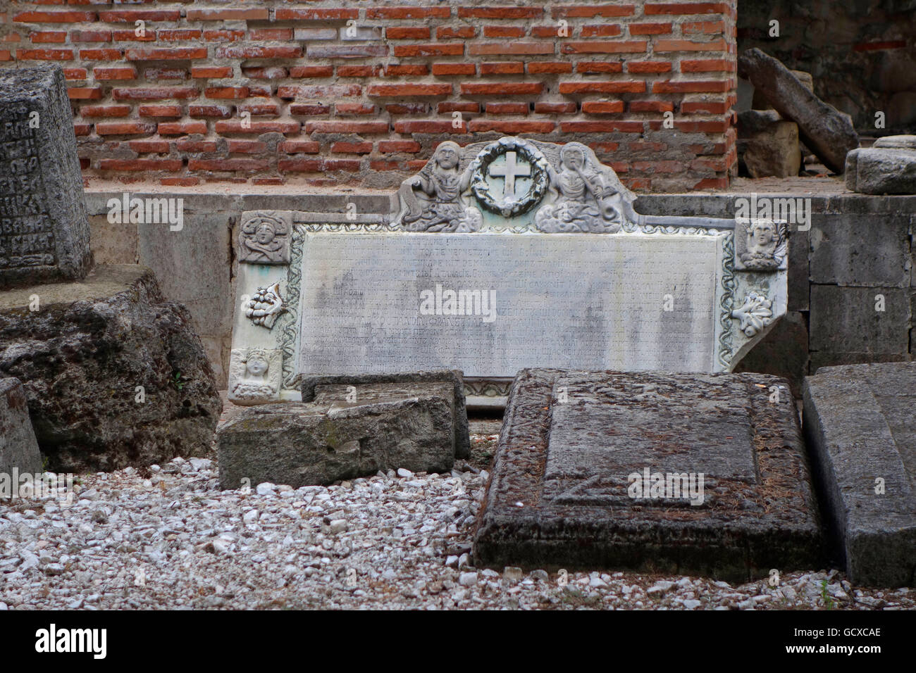Rovine di Curtea Veche ( la vecchia corte principesca) costruito come un palazzo o di residenza durante la regola di Vlad III Dracula nel 1459 nel quartiere storico della città vecchia di Bucarest Romania Foto Stock
