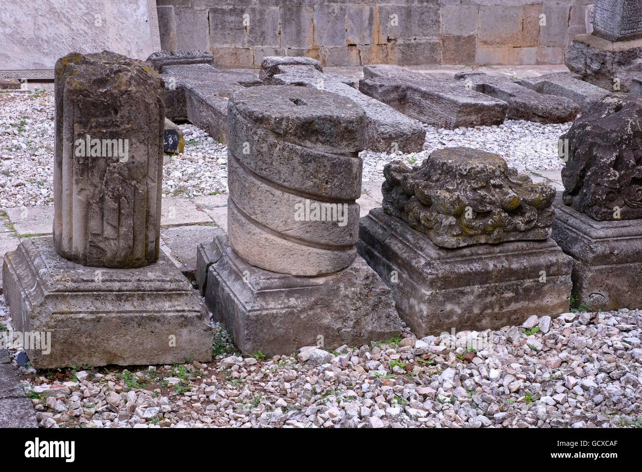 Rovine di Curtea Veche ( la vecchia corte principesca) costruito come un palazzo o di residenza durante la regola di Vlad III Dracula nel 1459 nel quartiere storico della città vecchia di Bucarest Romania Foto Stock