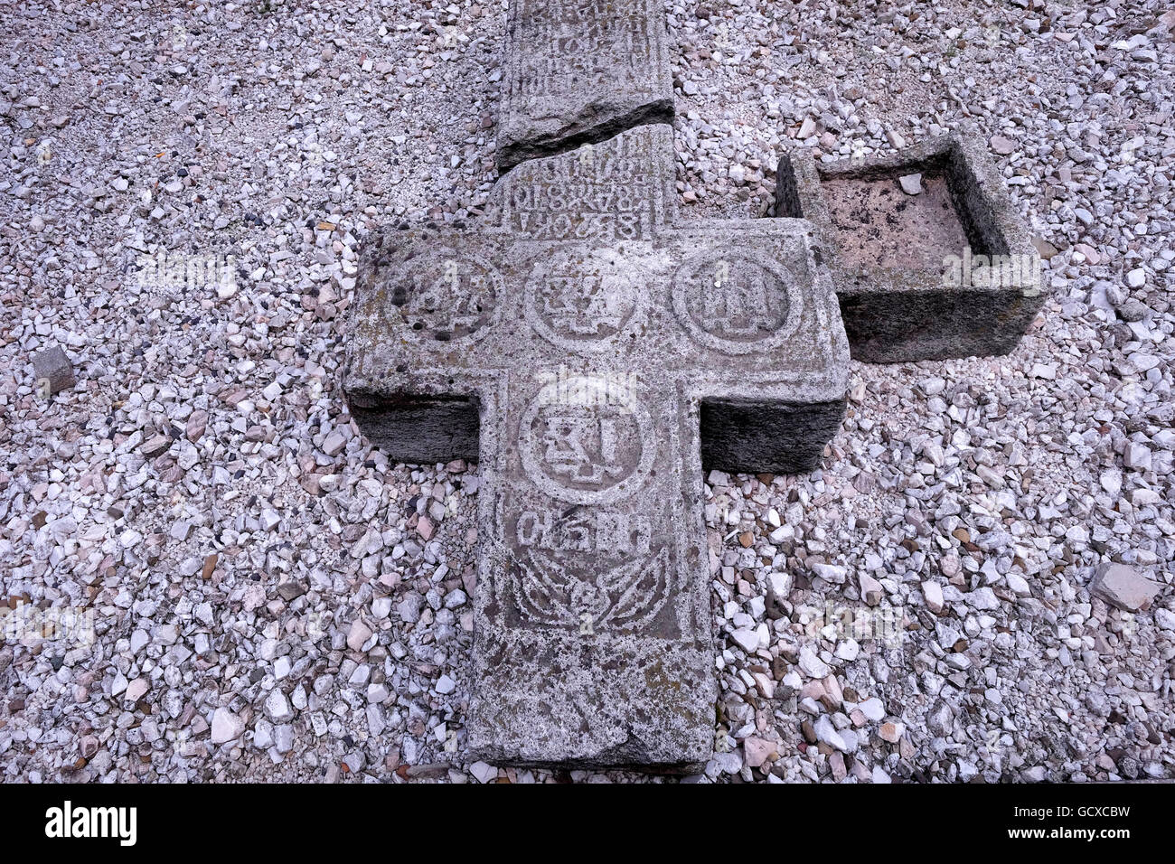 Una vecchia Croce di pietra presso il cortile di Curtea Veche ( la vecchia corte principesca) costruito come un palazzo o di residenza durante la regola di Vlad III Dracula nel 1459 nel quartiere storico della città vecchia di Bucarest Romania Foto Stock
