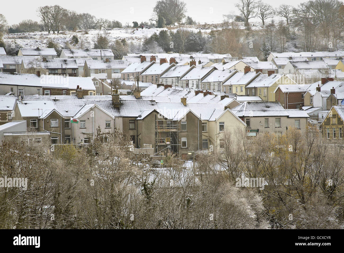 Case e campi sono coperti di neve a Maesycwmmer, Galles del Sud oggi. Foto Stock