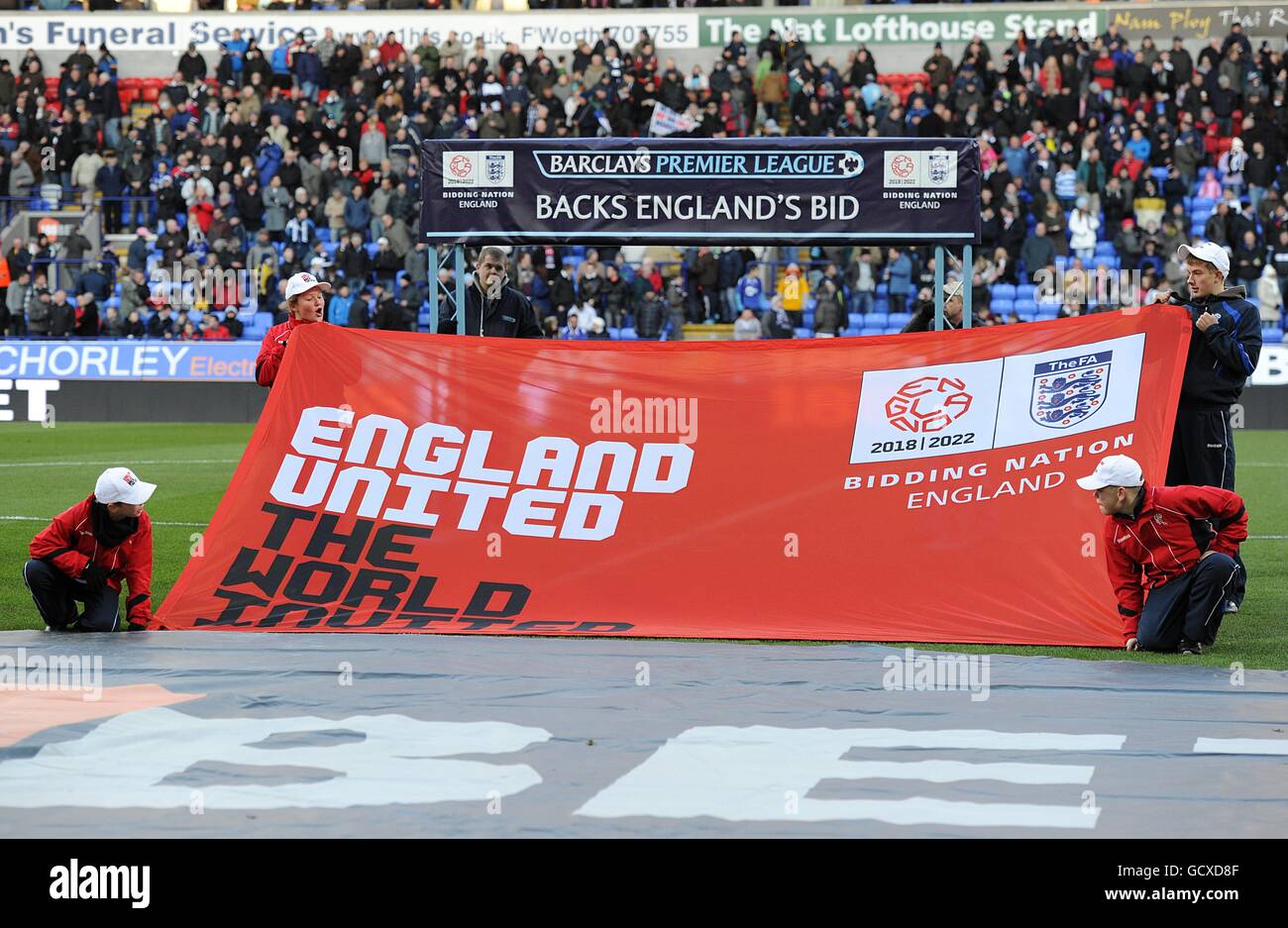 Calcio - Barclays Premier League - Bolton Wanderers / Blackpool - Reebok Stadium. Un banner 'indietro l'offerta' viene visualizzato sul campo prima del calcio di inizio Foto Stock