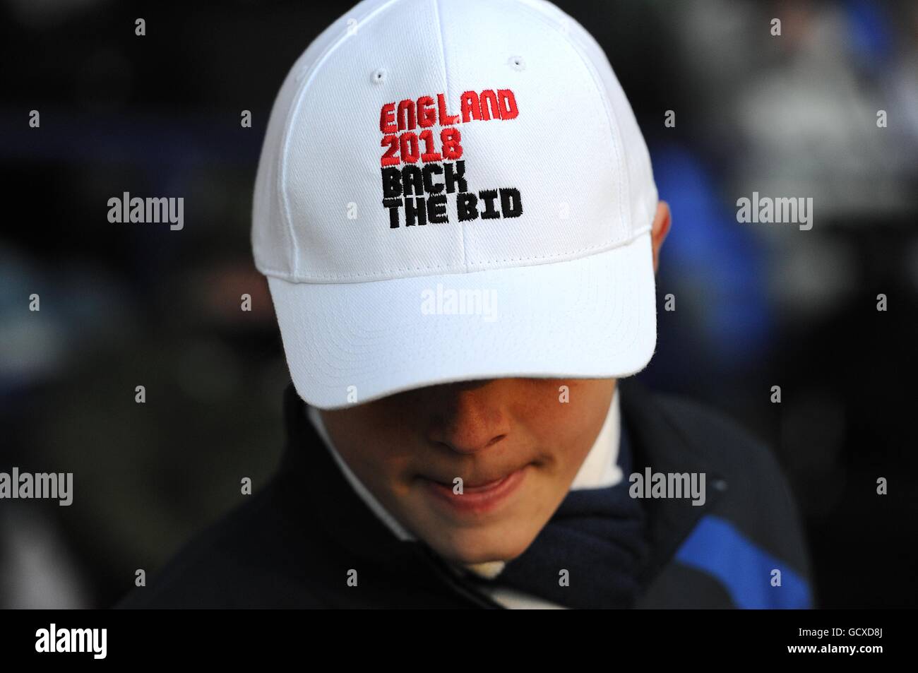 Calcio - Barclays Premier League - Bolton Wanderers / Blackpool - Reebok Stadium. Un ragazzo di palla indossa un cappuccio "Back the Bid" prima di iniziare Foto Stock