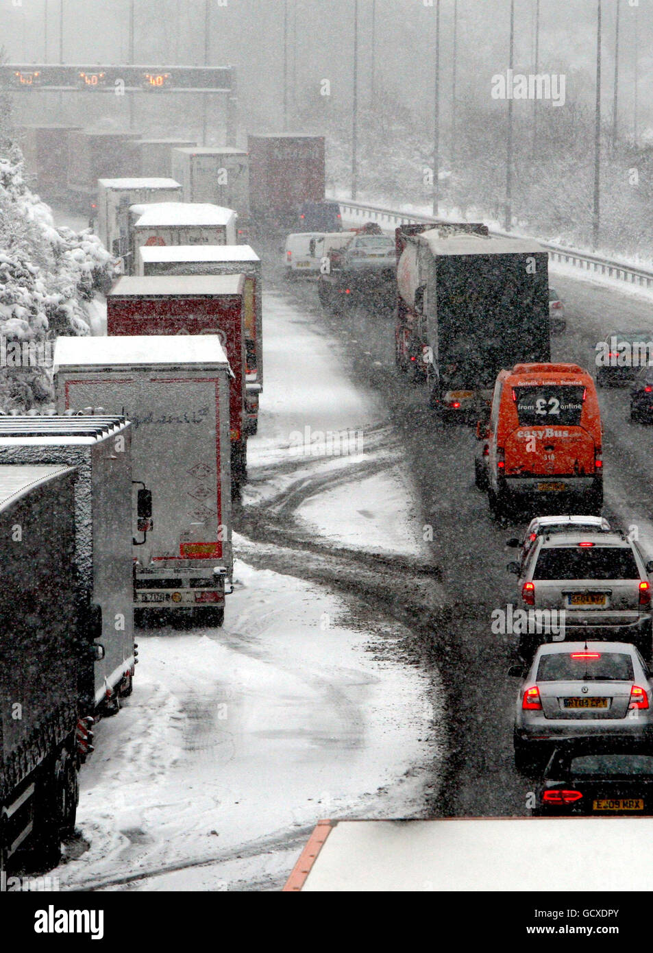 Gli autocarri parcheggiati sulla spalla dura dell'autostrada M25 a Reigate, Surrey, come grandi aree della Gran Bretagna sono stati portati a un arresto oggi come il grande congelamento ha stretto la sua presa sulla nazione. Foto Stock