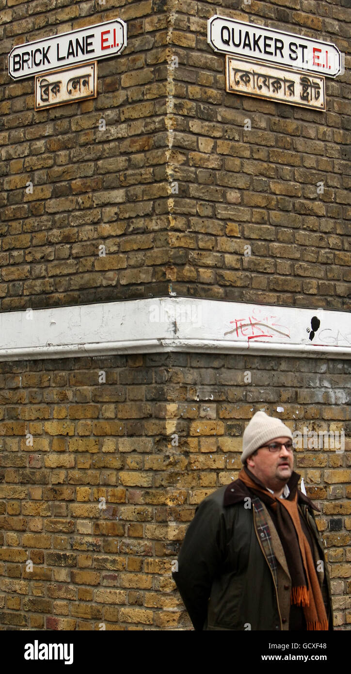 Vista generale delle indicazioni stradali bilingue, su Brick Lane, nella zona est di Londra. Foto Stock