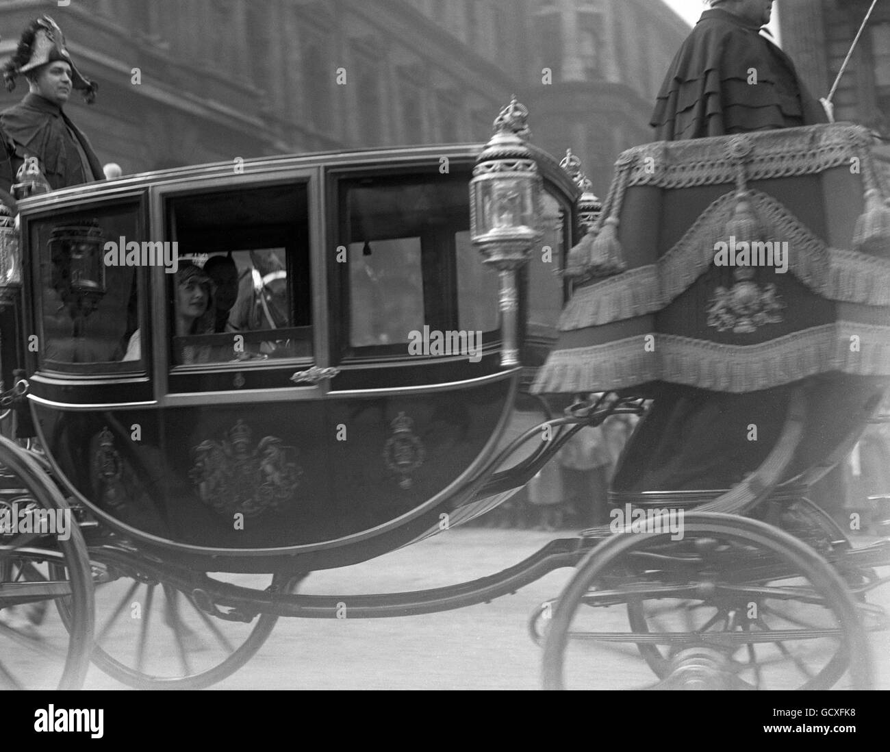 Il Duca di York (a destra) e la sua sposa passano attraverso Whitehall sulla loro strada da Westminster Abbey a Buckingham Palace. Foto Stock