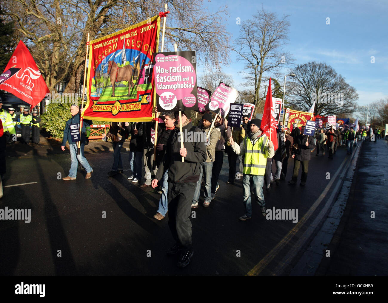 I dimostranti che si oppongono a una marcia della Lega della Difesa inglese attraversano il centro di Peterborough, Cambridgeshire. Foto Stock
