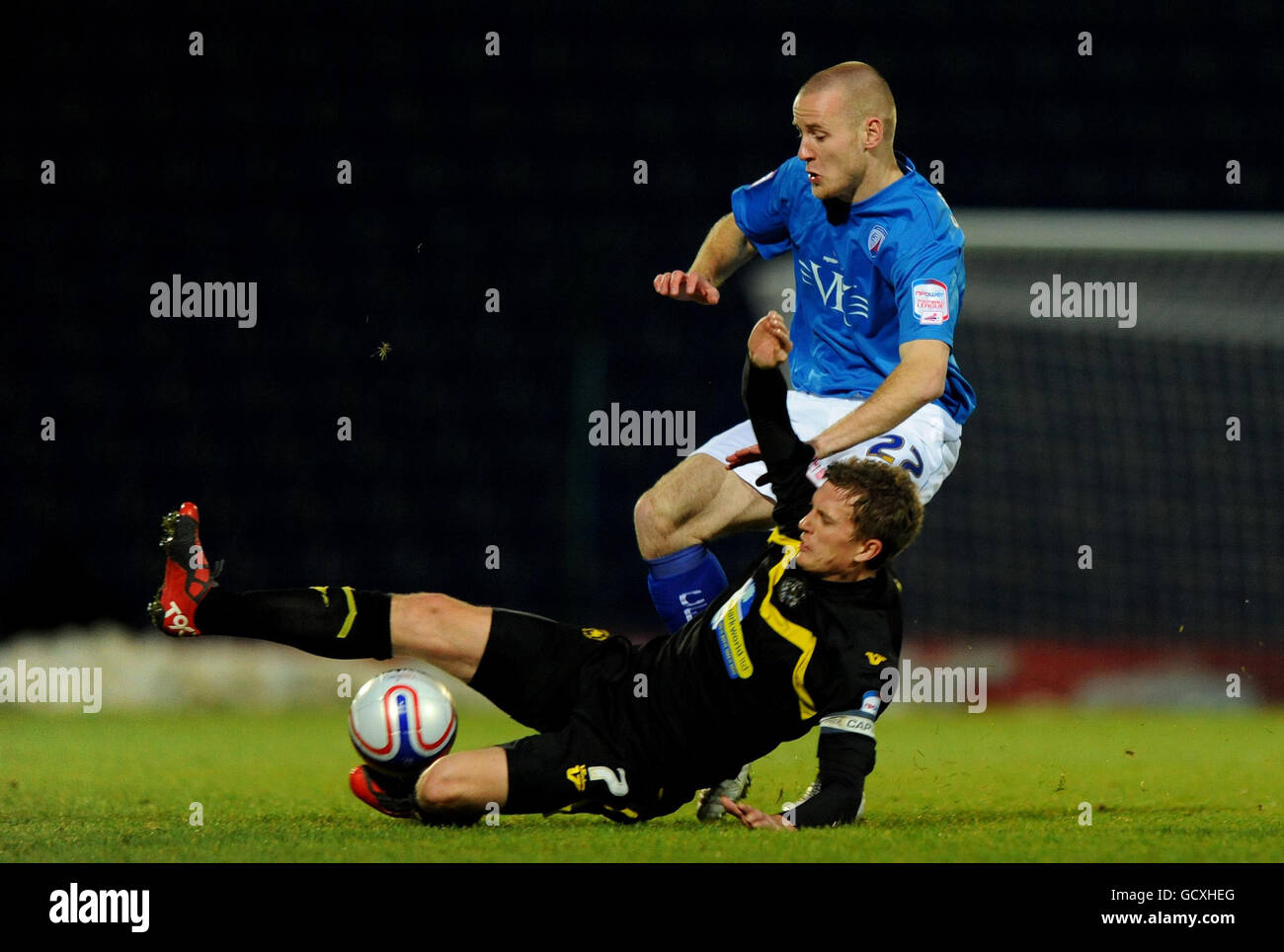 Deane Smalley di Chesterfield e Lee Mansell di Torquay lottano per la palla durante la Npower Football League Two al B2net Stadium di Chesterfield. Foto Stock