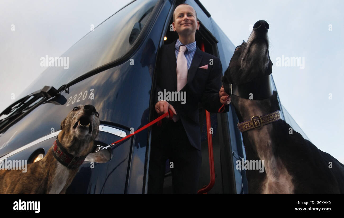 L'amministratore delegato Alex Warner lancia il famoso marchio di autobus Greyhound fuori dall'Armadillo di Glasgow, Scozia. Foto Stock