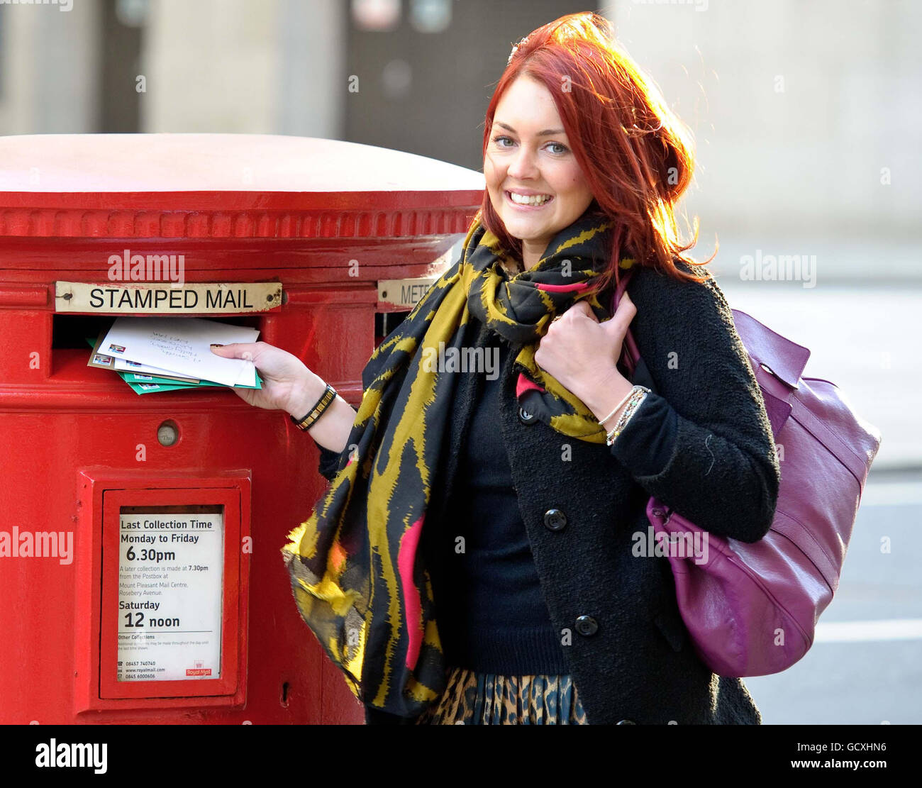 L'attrice Lacey Turner promuove le ultime date di pubblicazione consigliate della Royal Mail del 18 dicembre per la posta di seconda classe, e del 21 dicembre per la posta di prima classe, nel centro di Londra. Foto Stock