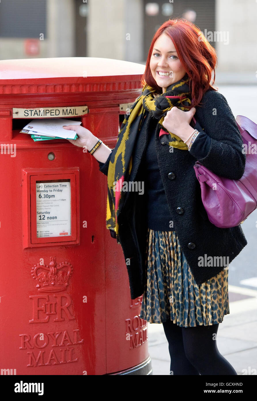 L'attrice Lacey Turner promuove le ultime date di pubblicazione consigliate della Royal Mail del 18 dicembre per la posta di seconda classe, e del 21 dicembre per la posta di prima classe, nel centro di Londra. Foto Stock