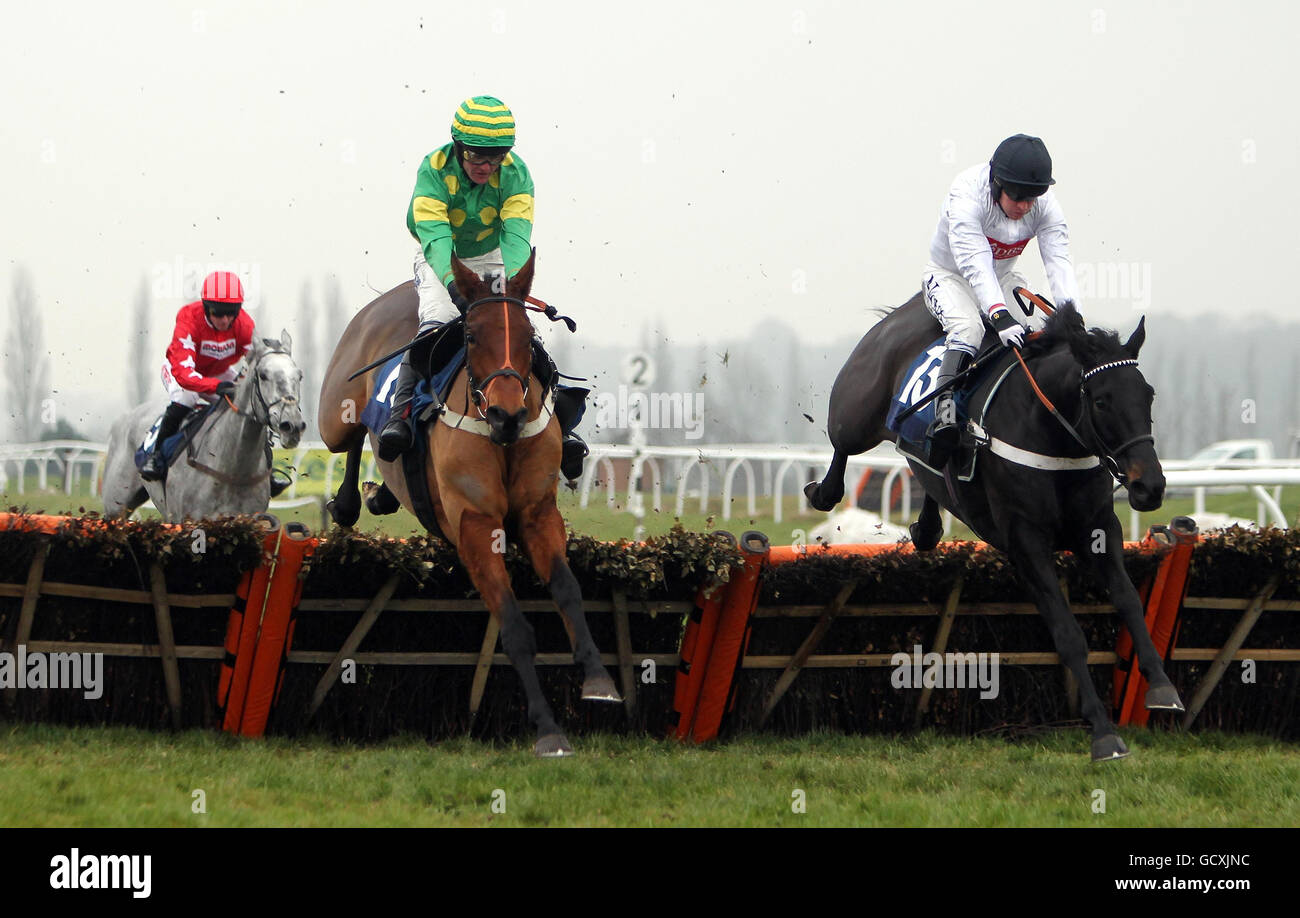 Terza intenzione guidata da Joe Tizzard (a sinistra) salta l'ultimo con Titan De Sarti guidato da Barry Geraghty per andare avanti e vincere il Blackmore Building Juvenile hindle durante il Natale Party Day a Newbury Racecourse, Berkshire. Foto Stock