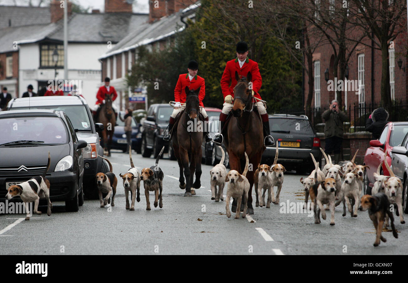 La sfilata Cheshire Hunt lungo High Street a Tarporley, Cheshire, dopo che la loro caccia annuale è stata chiamata di a causa di neve e ghiaccio. Foto Stock