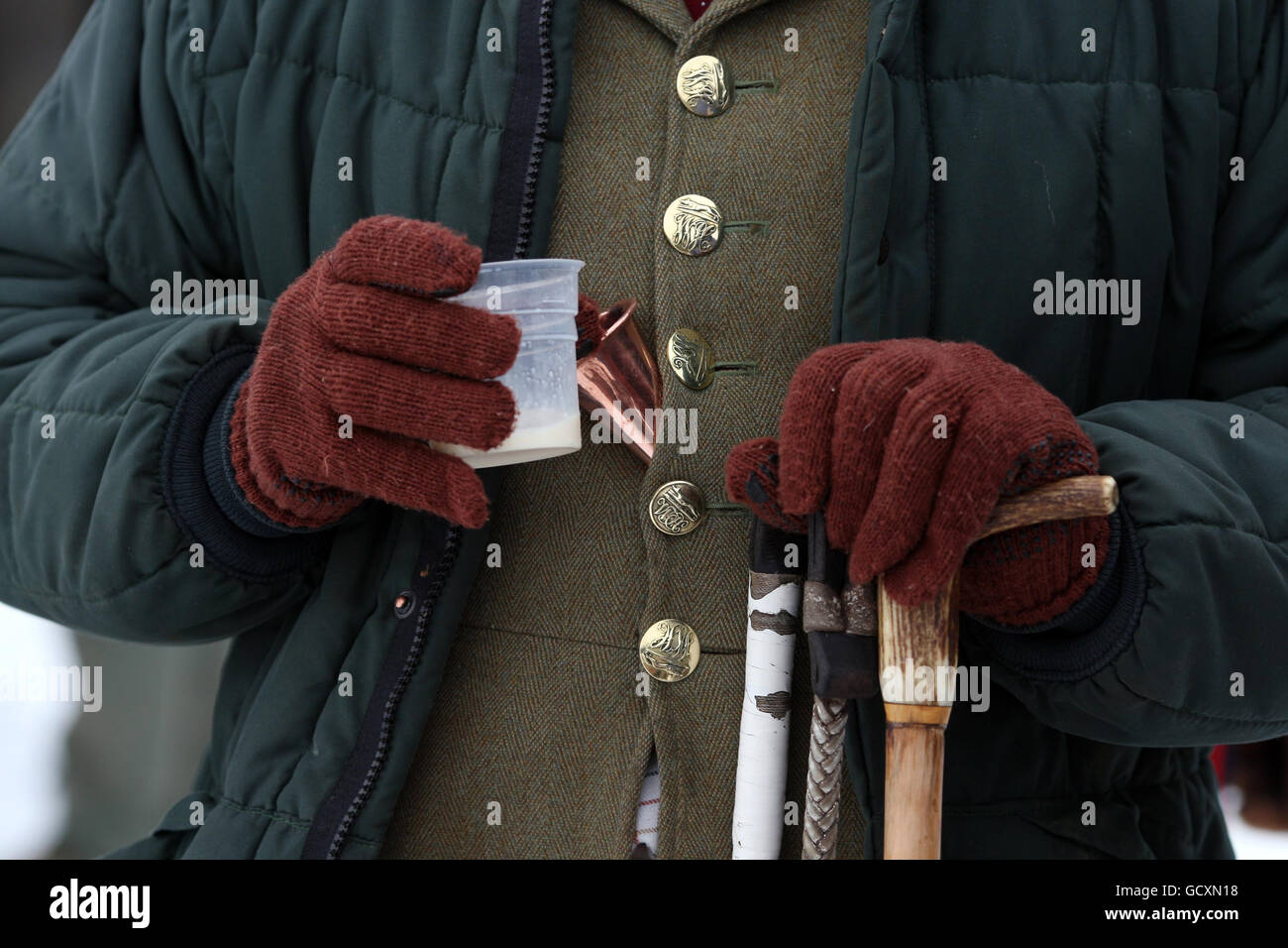 Huntsman, William Deakin, di Kineton, Warwickshire, tiene un drink, mentre la caccia al Warwickshire si riunisce ad Upton per la tradizionale caccia al Boxing Day. Foto Stock