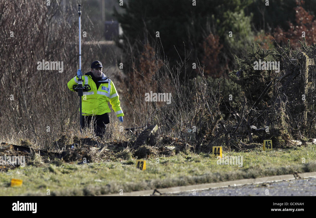 Gardai sulla scena della corsia sud della M1 vicino a Milltown, Co Louth, dove due persone sono state uccise dopo che una singola macchina ha attraversato una recinzione questa mattina. Foto Stock