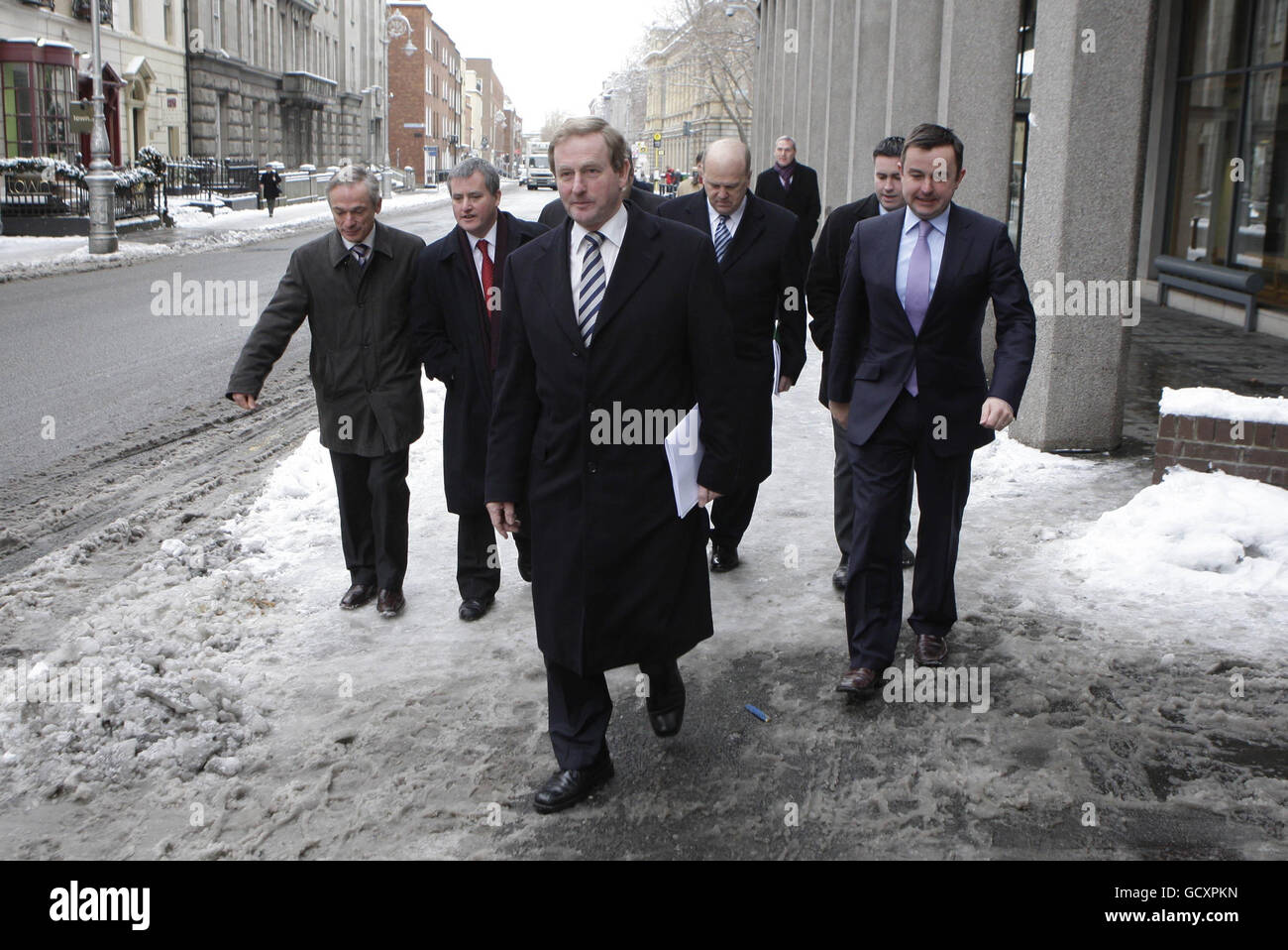 Il leader di fine Gael Enda Kenny (centro) arriva all'hotel Shelbourne a Dublino per delineare le proposte alternative di budget del partito. Foto Stock