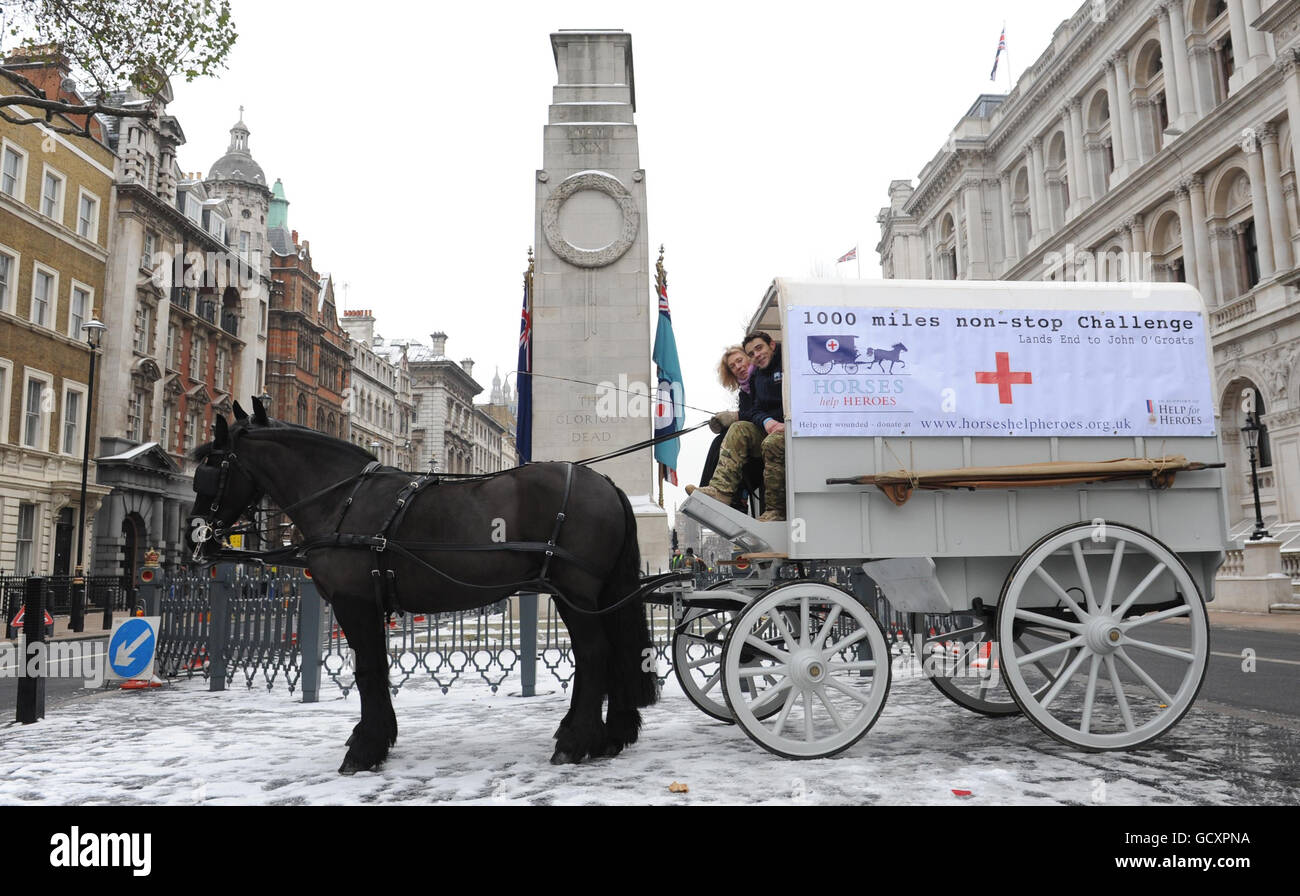 Jackie El Tawil e il Capitano Charlie Danziel guidano un'ambulanza della Croce Rossa della prima Guerra Mondiale lungo Whitehall a Londra, durante il lancio di Horses Help Heroes Charity ride dalla fine della Terra a John o'Groats, per aiutare a raccogliere fondi per il personale di servizio infortunato. Foto Stock