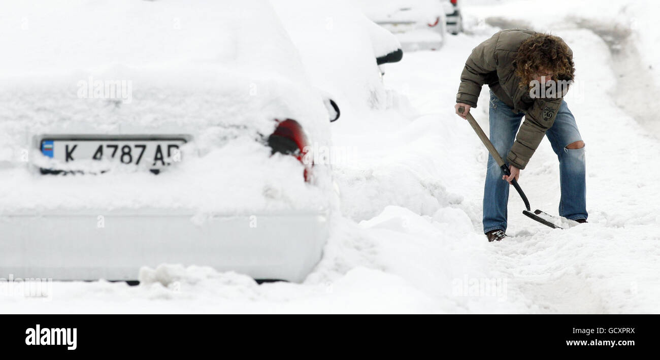 Un uomo libera la neve a Edimburgo mentre il grande congelamento ha stretto la sua presa sulla nazione. Foto Stock