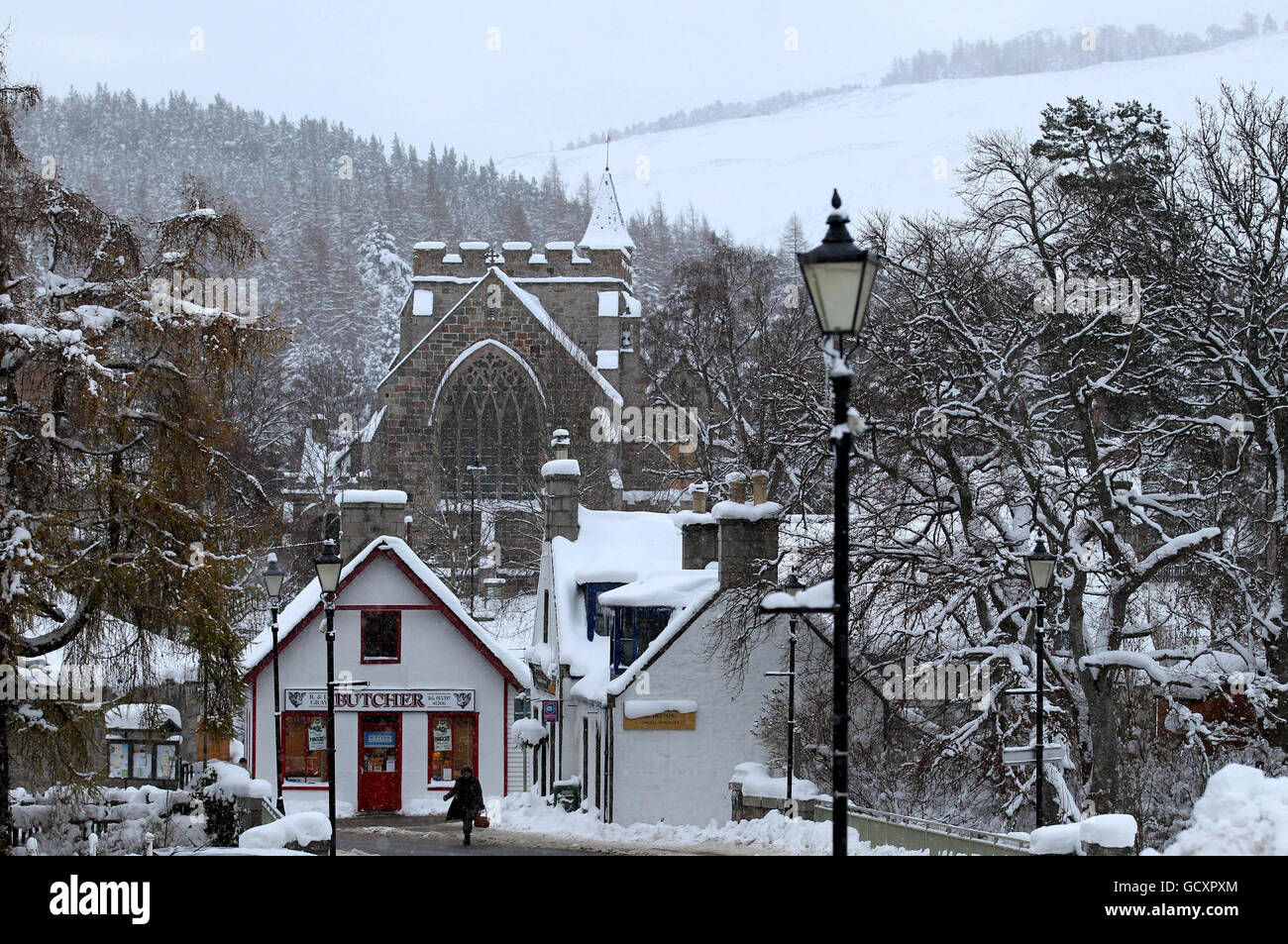 Una vista generale del villaggio di Braemar, come la neve continua a coprire gran parte del Regno Unito. Foto Stock