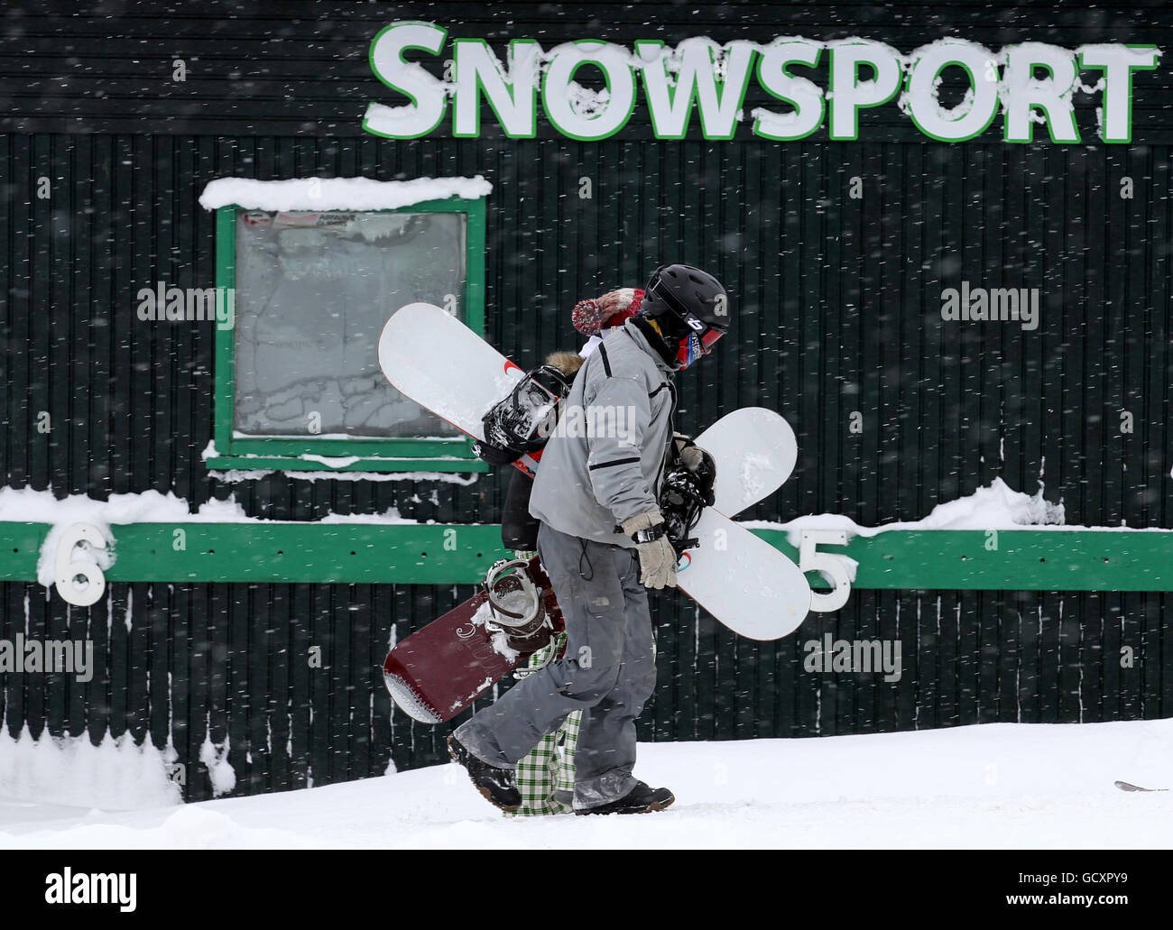 Gli sciatori godono di buone condizioni presso la stazione sciistica di Glenshee mentre la neve continua a coprire gran parte del Regno Unito. Foto Stock