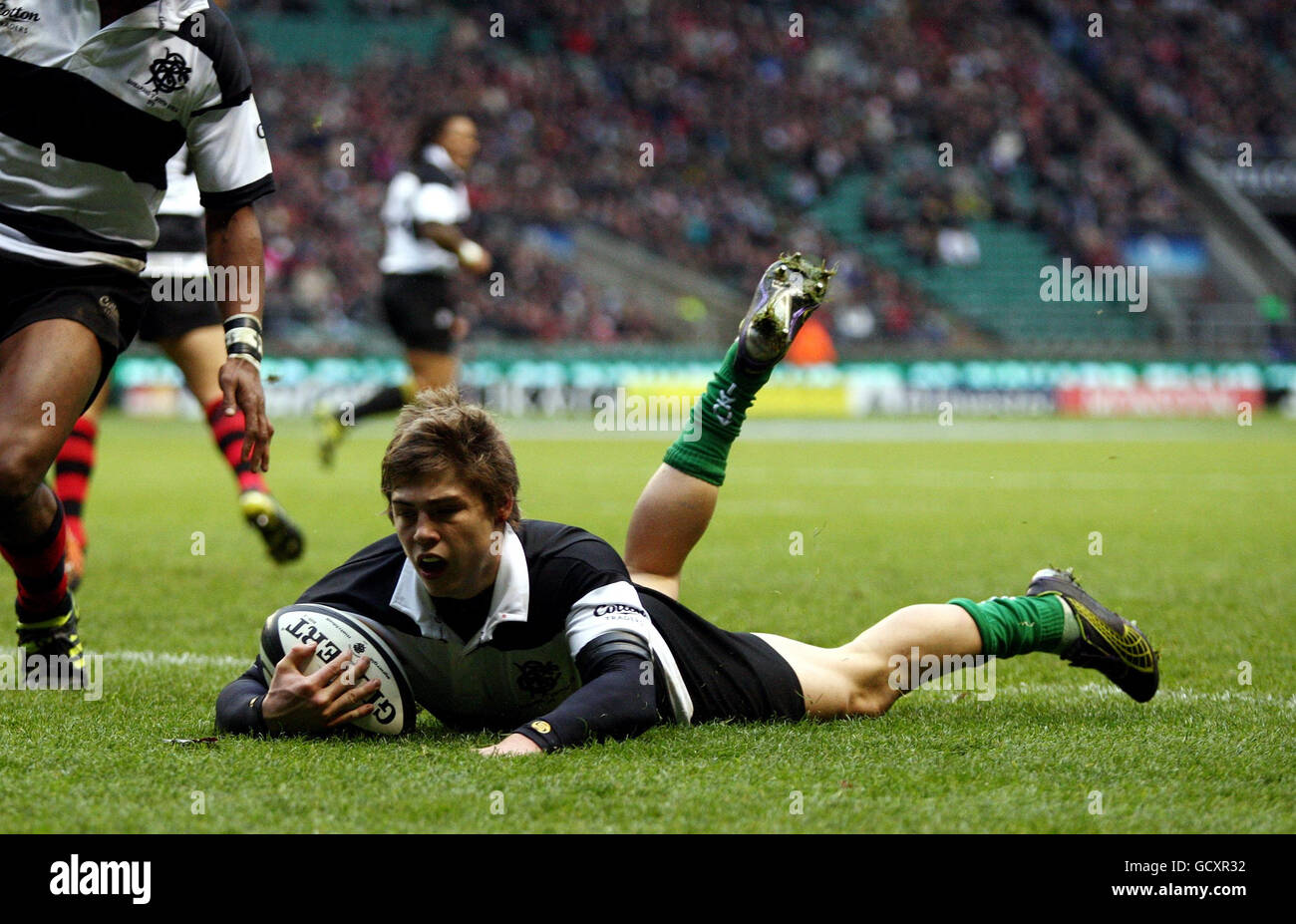 I barbari James o'Connor si sono assaggiati per la seconda volta durante la partita del MasterCard Trophy allo stadio Twickenham di Londra. Foto Stock