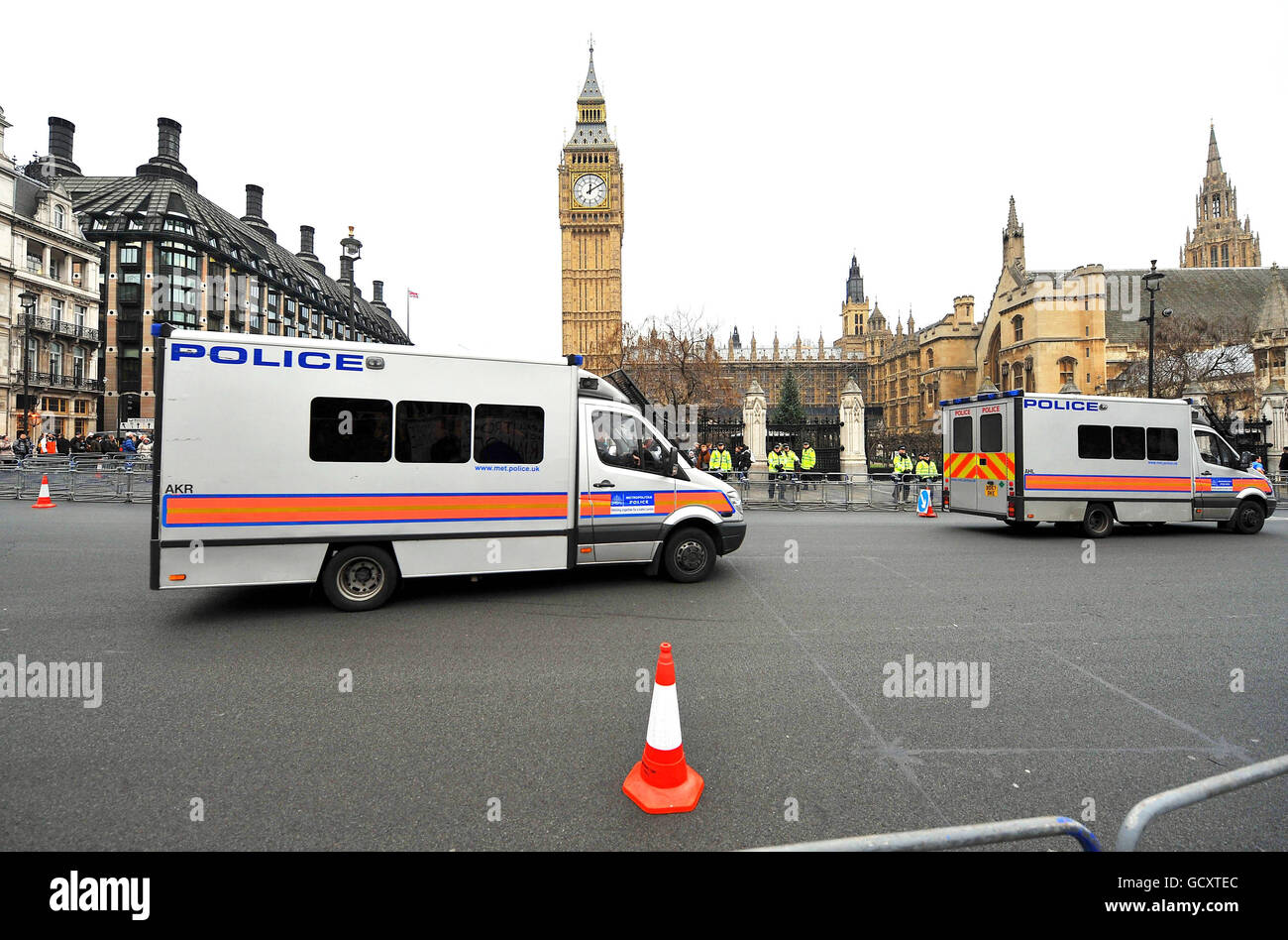 La polizia al di fuori della Camera dei Comuni in Piazza del Parlamento nel centro di Londra prima dei domani ha pianificato le proteste degli studenti contro un aumento delle tasse scolastiche. Foto Stock