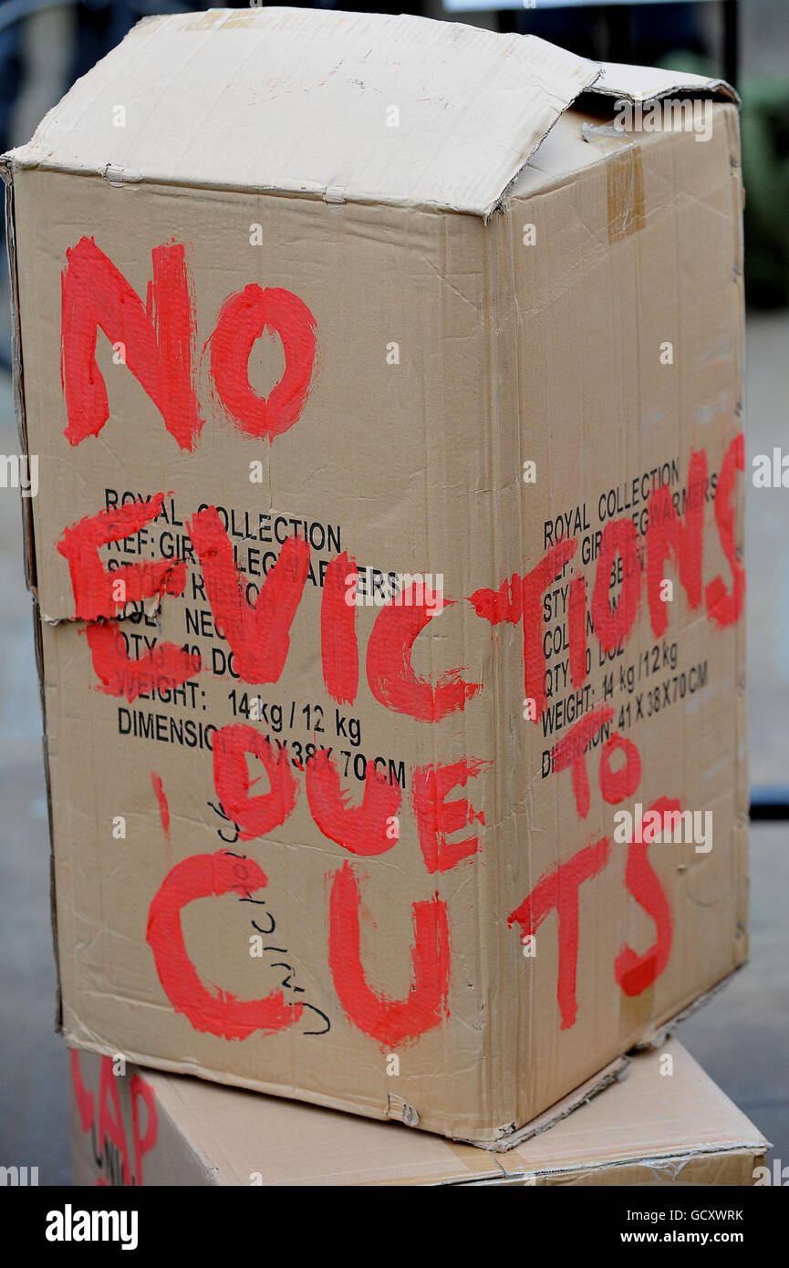 Parte della manifestazione "città di cartone" di fronte a Downing Street che protestava contro i tagli all'edilizia popolare. Foto Stock