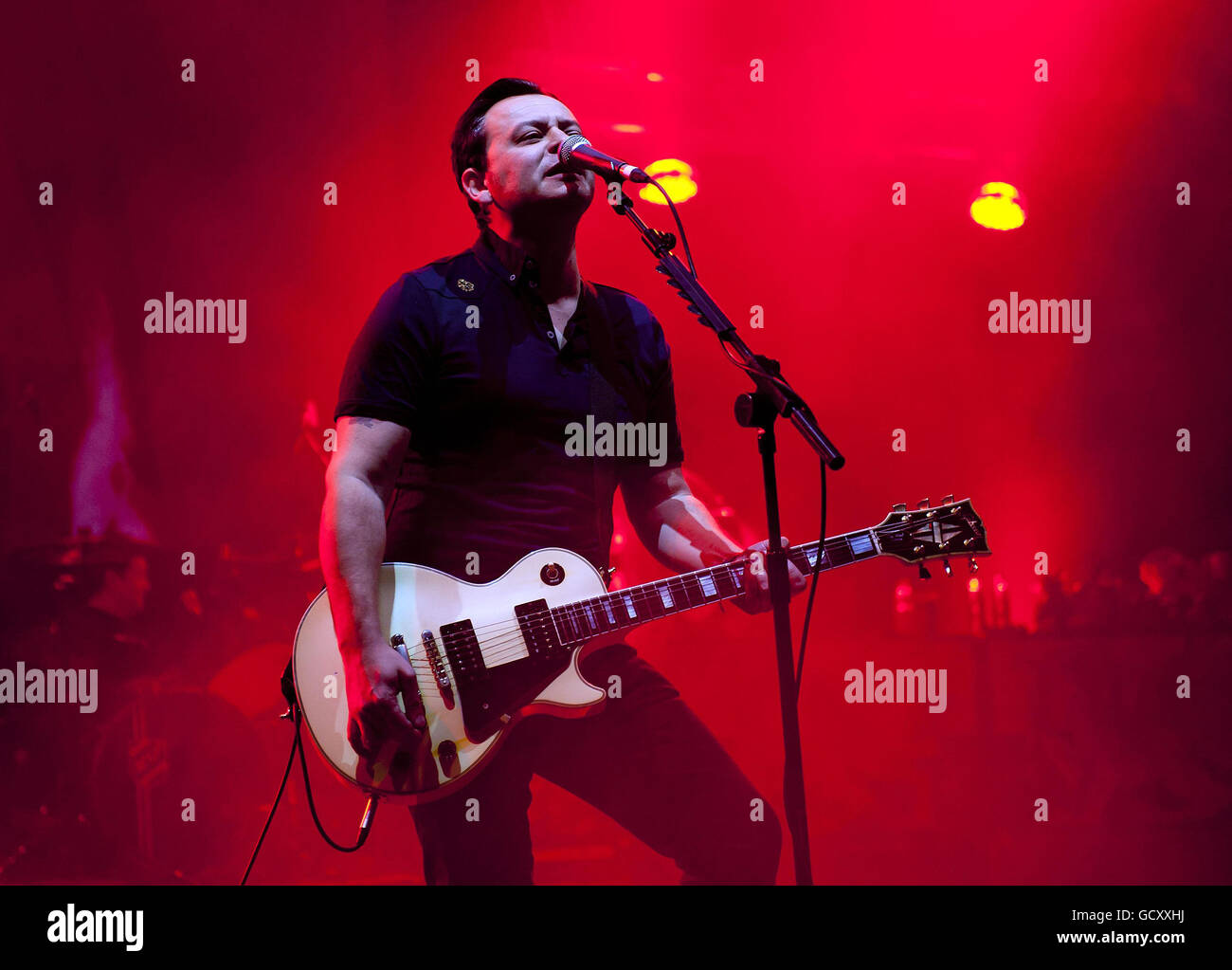 James Dean Bradfield del Manic Street Preachers si esibisce dal vivo al concerto XFM Winter Wonderland, presso la O2 Brixton Academy nel sud di Londra. Foto Stock