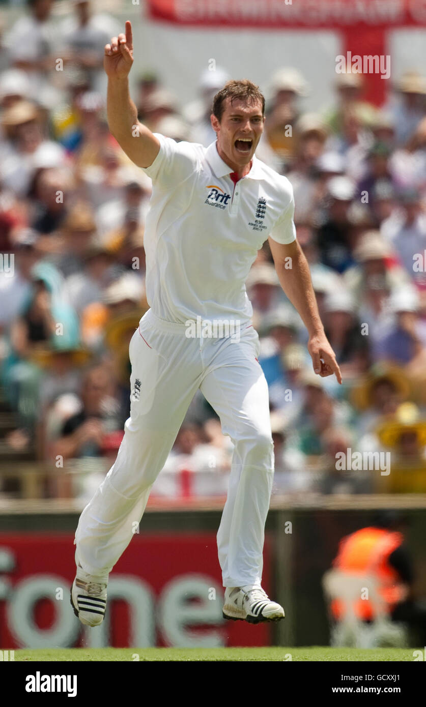 Cricket - Serie 2010 ceneri - terzo Test Match - Day One - Australia / Inghilterra - The WACA. Chris Tremlett in Inghilterra celebra Michael Clarke in Australia durante la terza partita di prova delle ceneri al WACA di Perth, Australia. Foto Stock