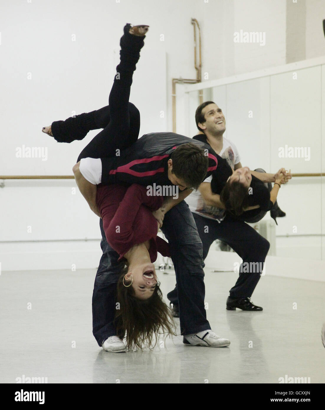 Gavin Henson e il partner di ballo Katya Virshilas (a sinistra), e Jimi Mistry con Flavia Cacace durante le prove di gruppo per Strictly come Dancing, presso i Pineapple Dance Studios di Covent Garden, nel centro di Londra. Foto Stock