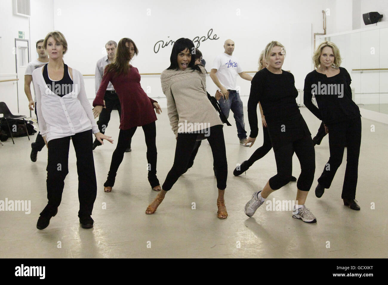 (Da sinistra a destra) Jimi Mistry, Erin Boag, Peter Shilton, Katya Virshilas, Michelle Williams, Goldie, Patsy Kensit e Felicity Kendal durante le prove di gruppo per Strictly come Dancing, presso i Pineapple Dance Studios di Covent Garden, nel centro di Londra. Foto Stock