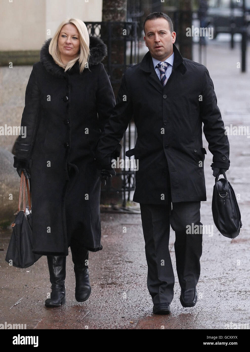 Tommy e Gail Sheridan arrivano alla High Court di Glasgow, dove sono sotto processo accusati di aver mentito sotto giuramento durante la riuscita azione di diffamazione del signor Sheridan contro il giornale News of the World del 2006. Foto Stock