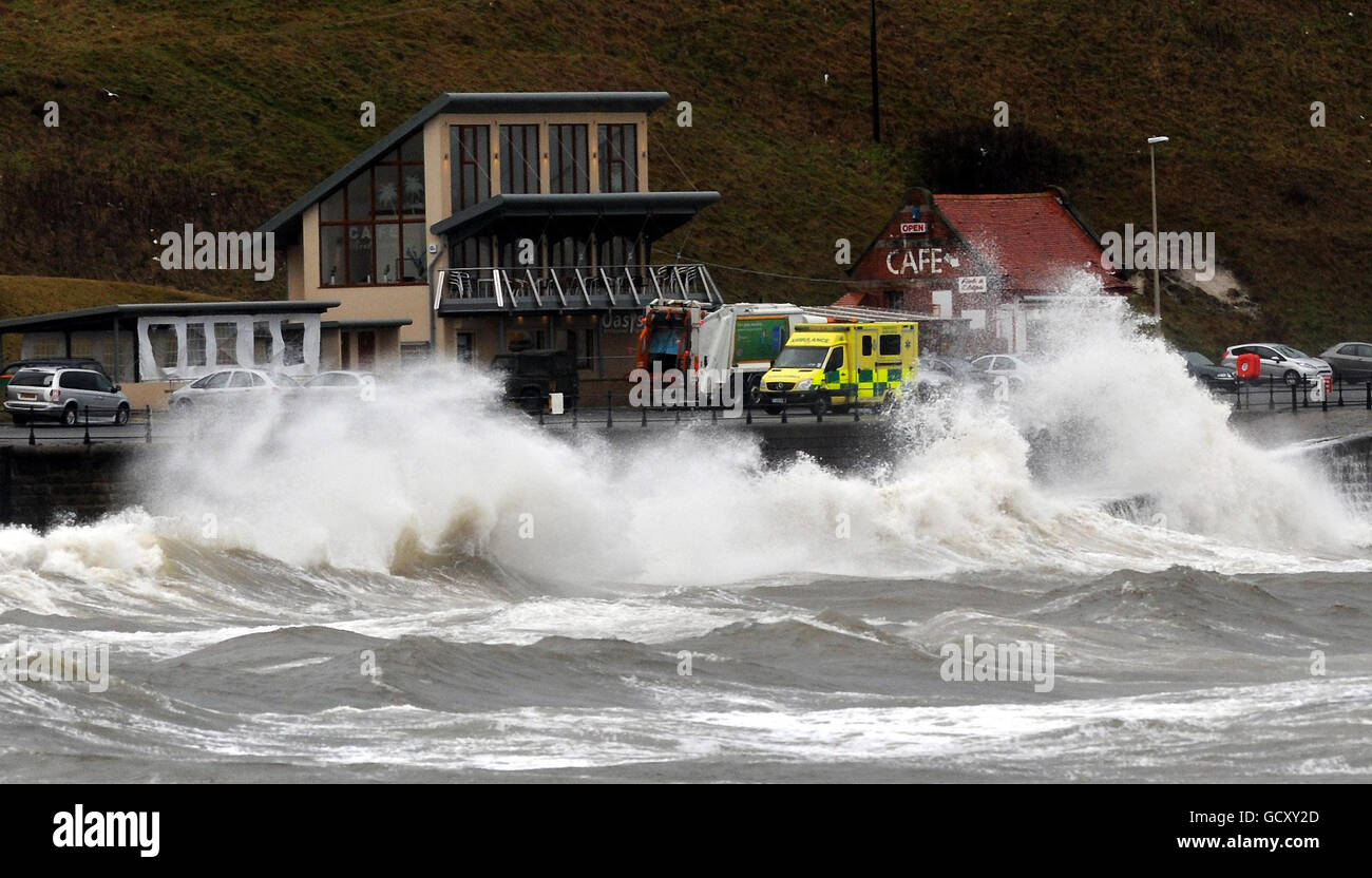 Oggi le onde si infrangono sulla North Bay Drive a Scarborough mentre il tempo invernale torna nel Regno Unito con neve, ghiaccio e forti venti che si snodano sulla costa orientale. Foto Stock