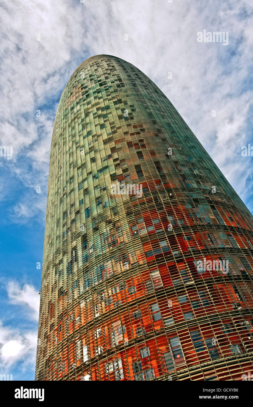 Moderna Torre Agbar grattacielo a Placa de les Glories Catalanes a Barcellona, progettato dall'architetto Jean Nouvel, la Catalogna Foto Stock